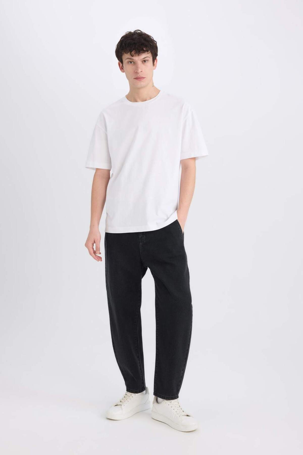 DeFacto %100 Pamuk Relaxed Slouchy Fit Rahat Beli Lastikli Rahat Kesim Dar Paça Siyah Jean Pantolon B8320AX2 görsel 2