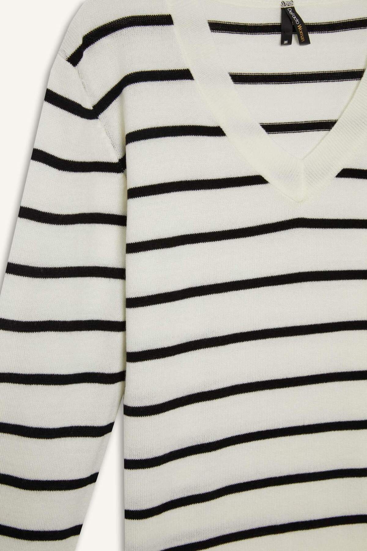 Defacto  Relax Fit V Yaka Yumuşak Dokulu Çizgili Triko Kazak A2359AX24WN - Görsel 7