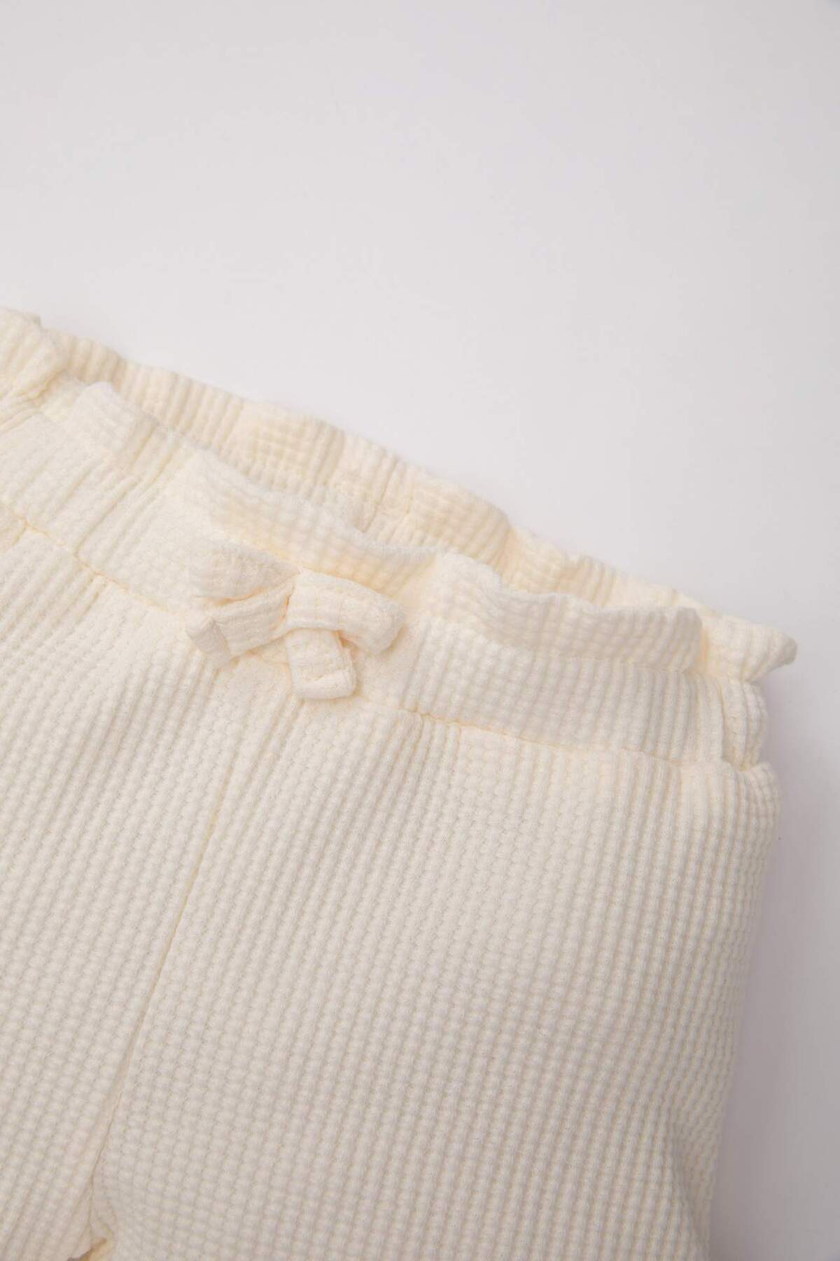 Defacto Comfort Fıt Waffle Şort Kız Bebek A8043A524SM fotoğrafı 2 (önizleme)