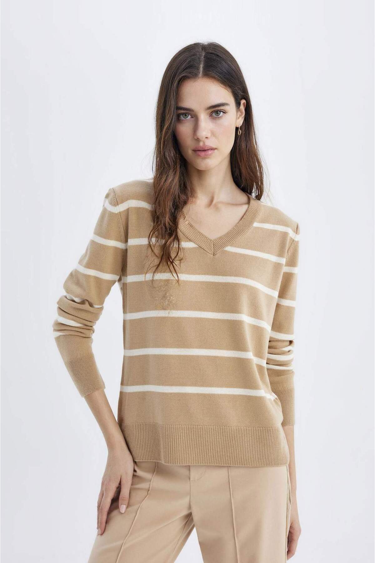 Defacto  Relax Fit V Yaka Yumuşak Dokulu Çizgili Triko Kazak A2359AX24WN
