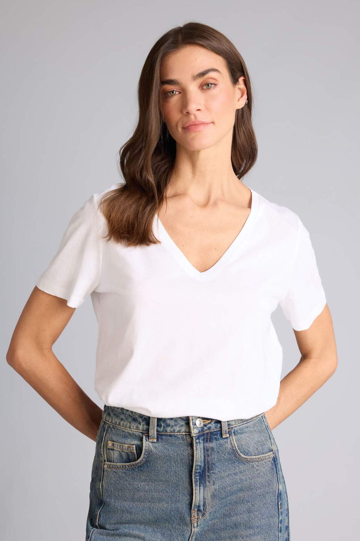 Defacto  %100 Pamuk Regular Fit V Yaka Basic Düz Kısa Kollu Tişört W9578AZ24SM - Görsel 3