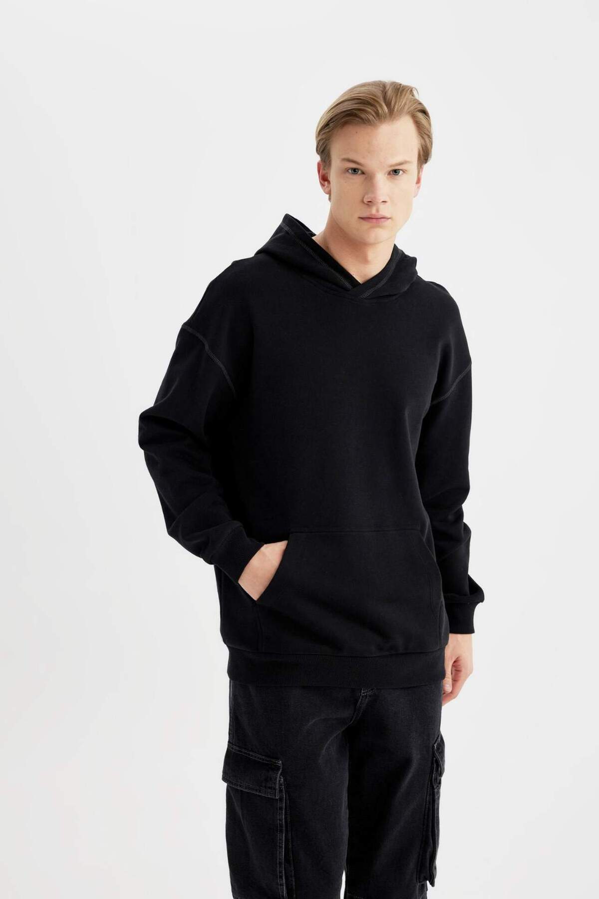 Comfort Regular Fit Rahat Kalıp Kapüşonlu Kanguru Cepli Basic Düz Sweatshirt B4446AX24SP — مشکی — تصویر 5 از 8