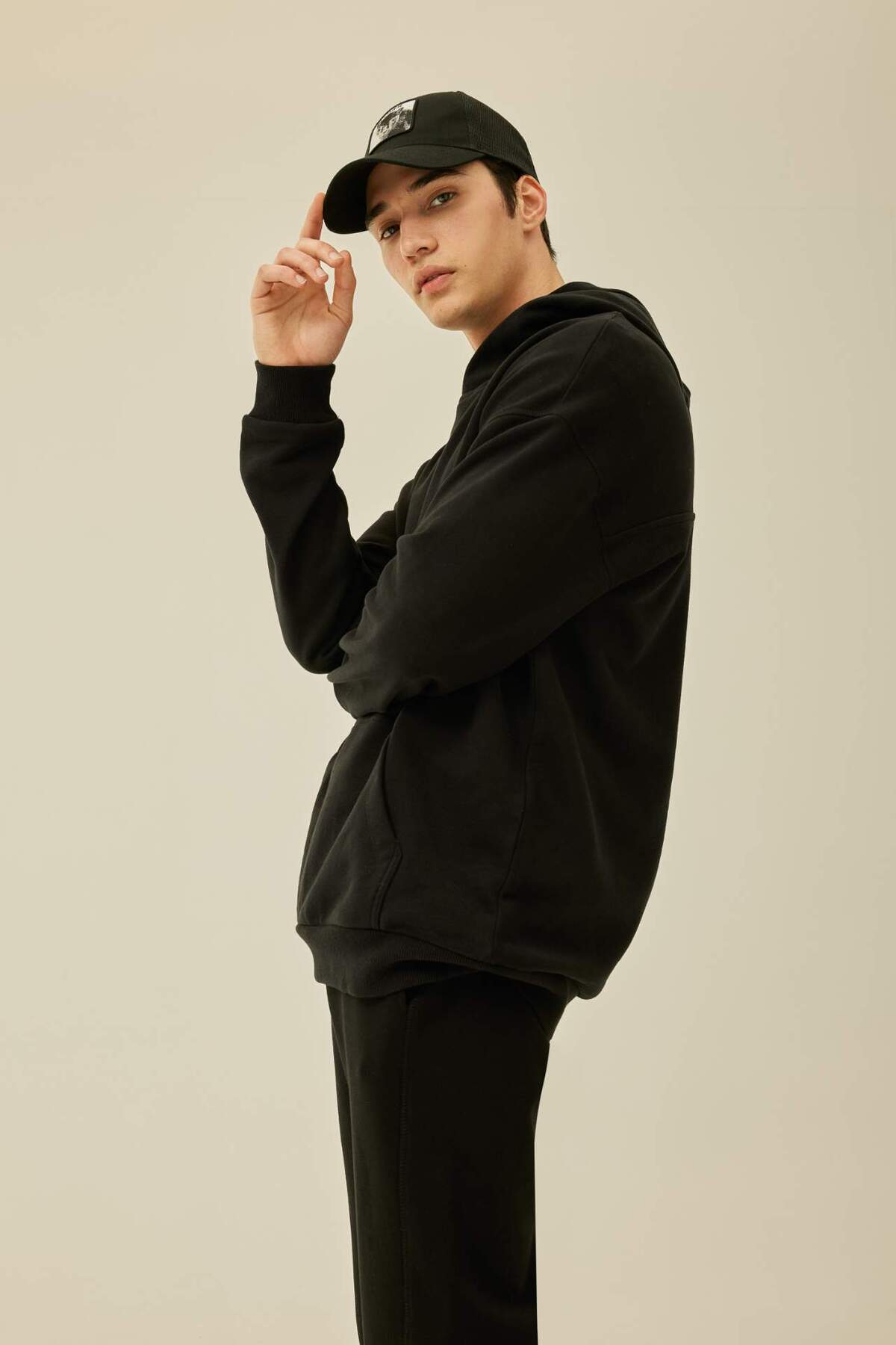 Comfort Regular Fit Rahat Kalıp Kapüşonlu Kanguru Cepli Basic Düz Sweatshirt B4446AX24SP — مشکی — تصویر 4 از 8