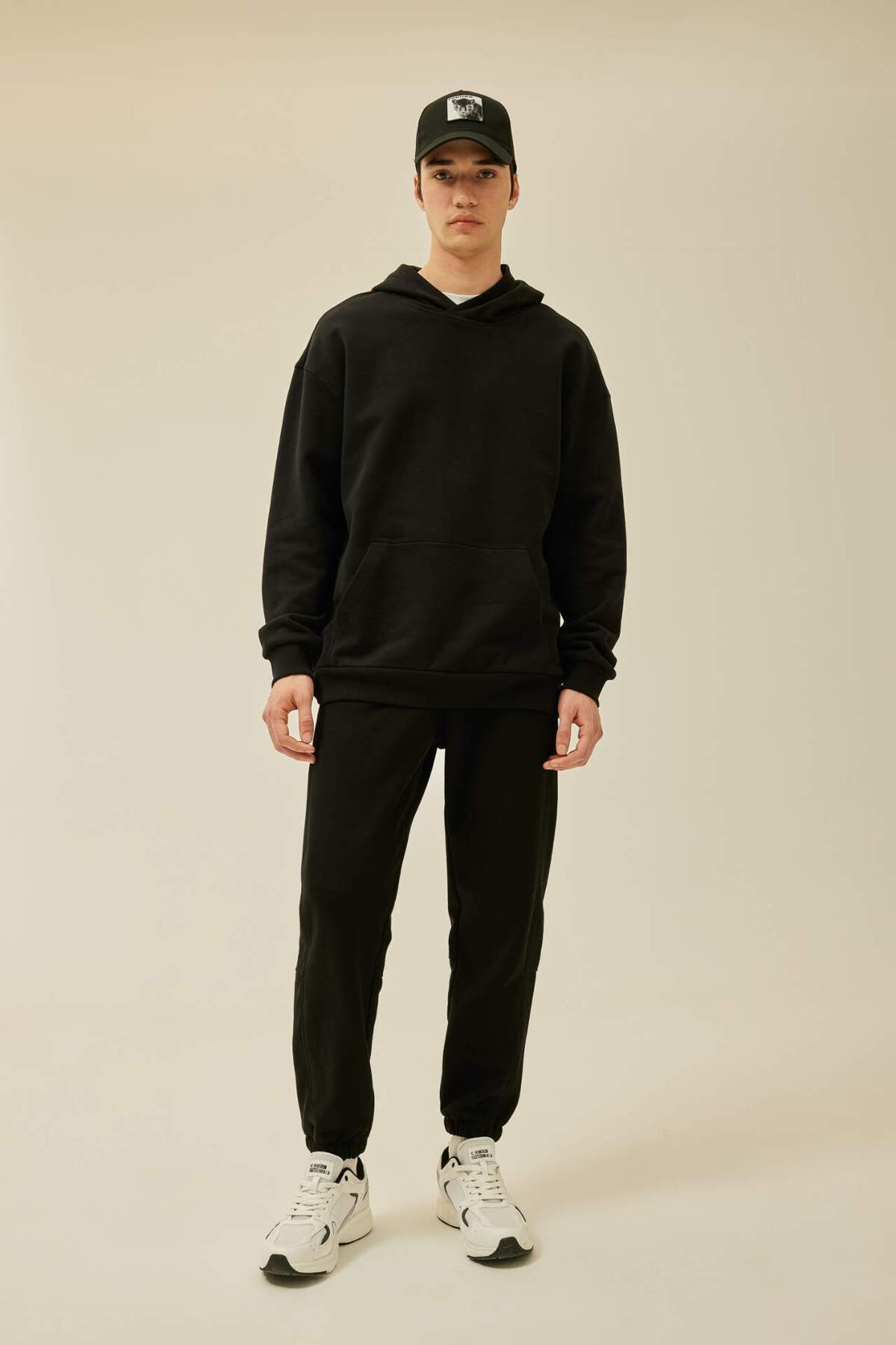 Comfort Regular Fit Rahat Kalıp Kapüşonlu Kanguru Cepli Basic Düz Sweatshirt B4446AX24SP — مشکی — تصویر 2 از 8