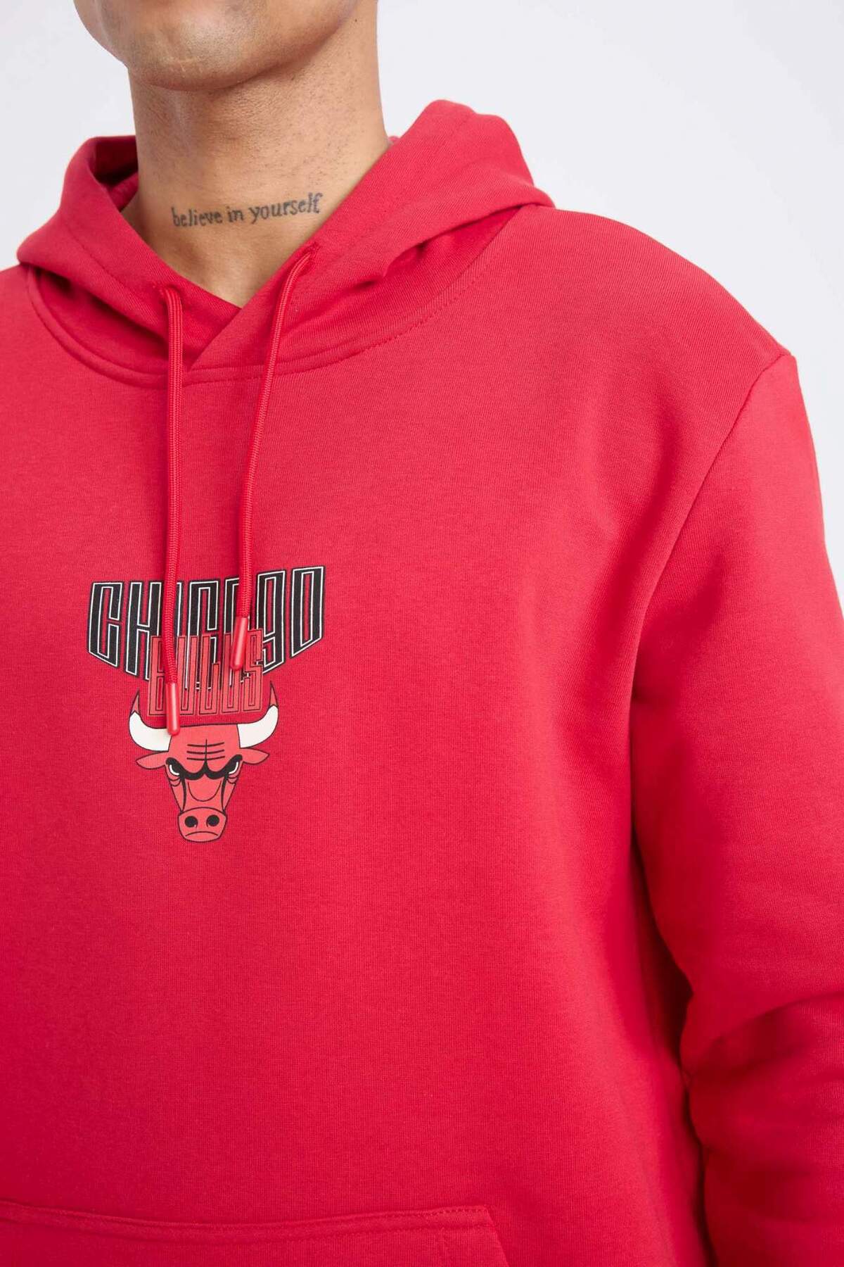 DeFacto NBA Chicago Bulls Standart Fit Kapüşonlu Sırt Baskılı Sweatshirt B3884AX25SP görsel 6