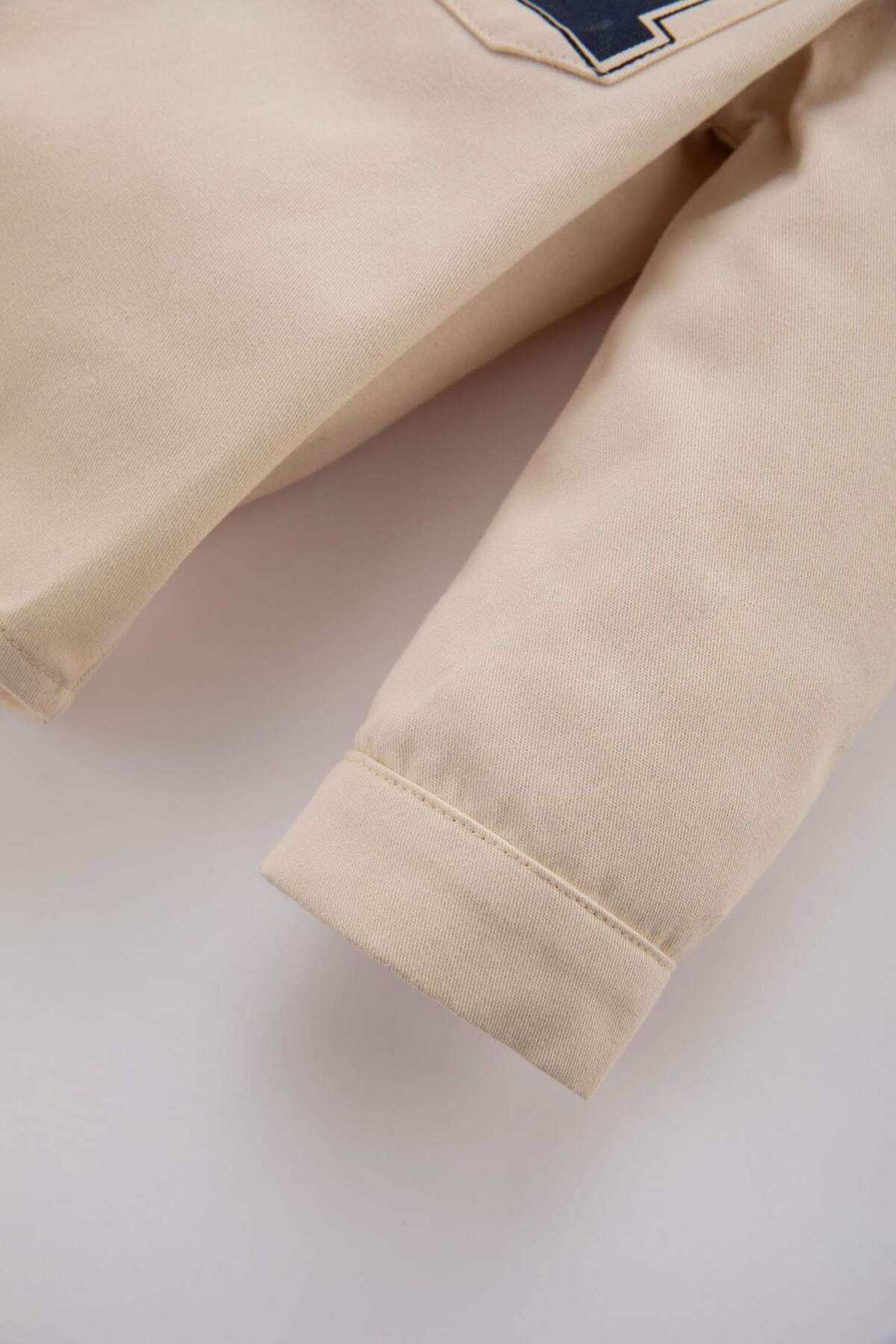 Defacto Erkek Bebek Kapüşonlu Sırt Baskılı Gabardin Uzun Kollu Gömlek B8053A524SP fotoğrafı 6 (önizleme)