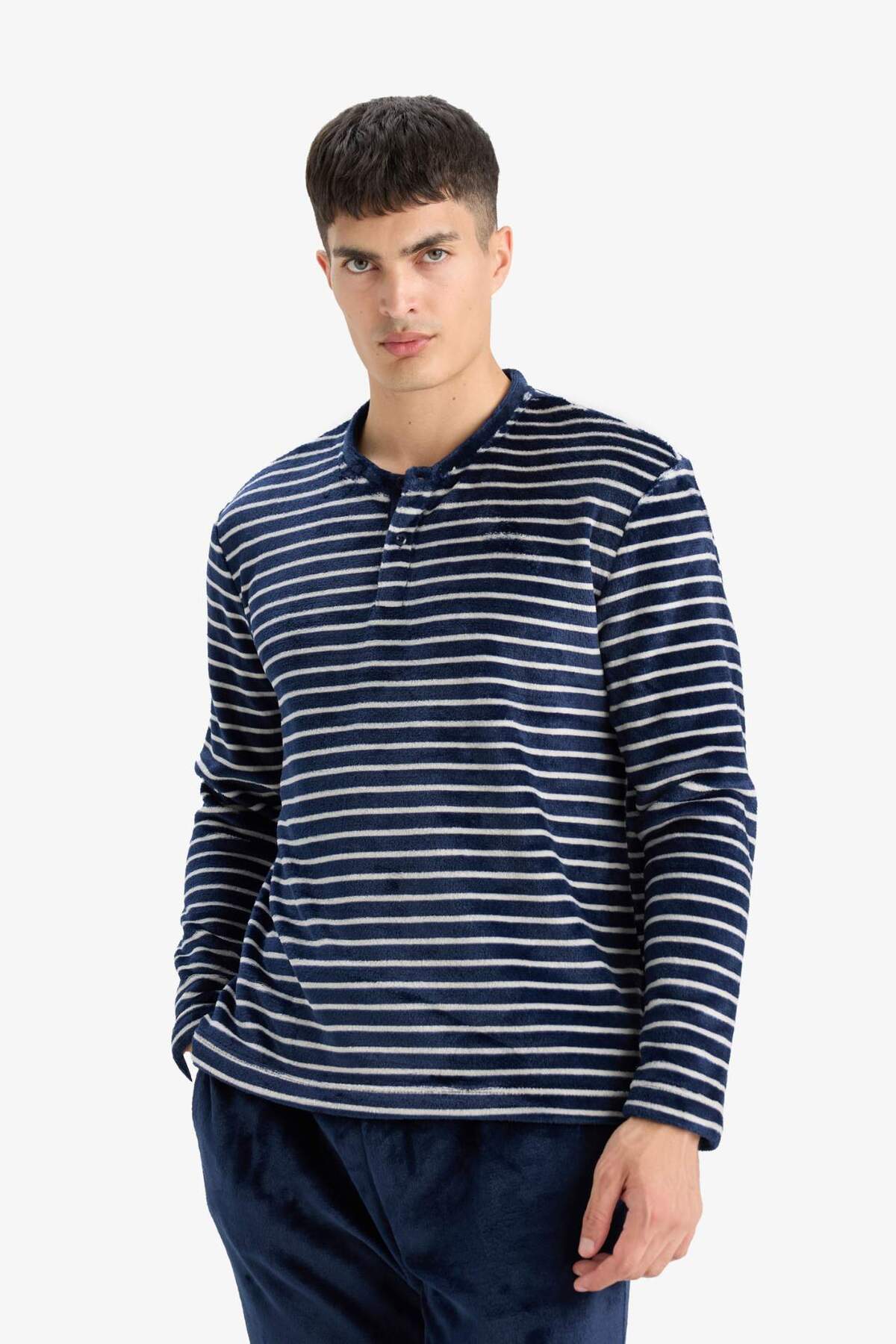 DeFacto Ultra Yumuşak Regular Fit Polar Bisiklet Yaka Çizgili Uzun Kollu Üst Alt Pijama Takımı A3443AX23AU görsel 4