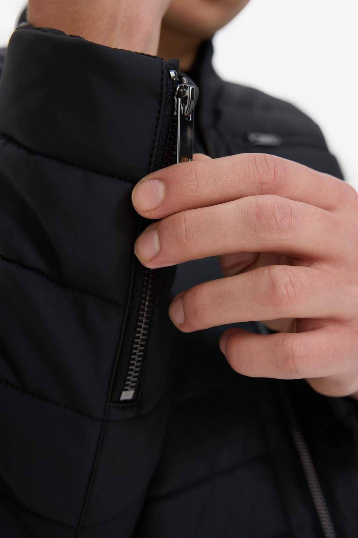 Defacto  Su İtici Slim Fit Dar Kesim Dik Yaka Fermuarlı İç Cepli Suni Deri Ceket Mont X4014AZ23WN - Görsel 5