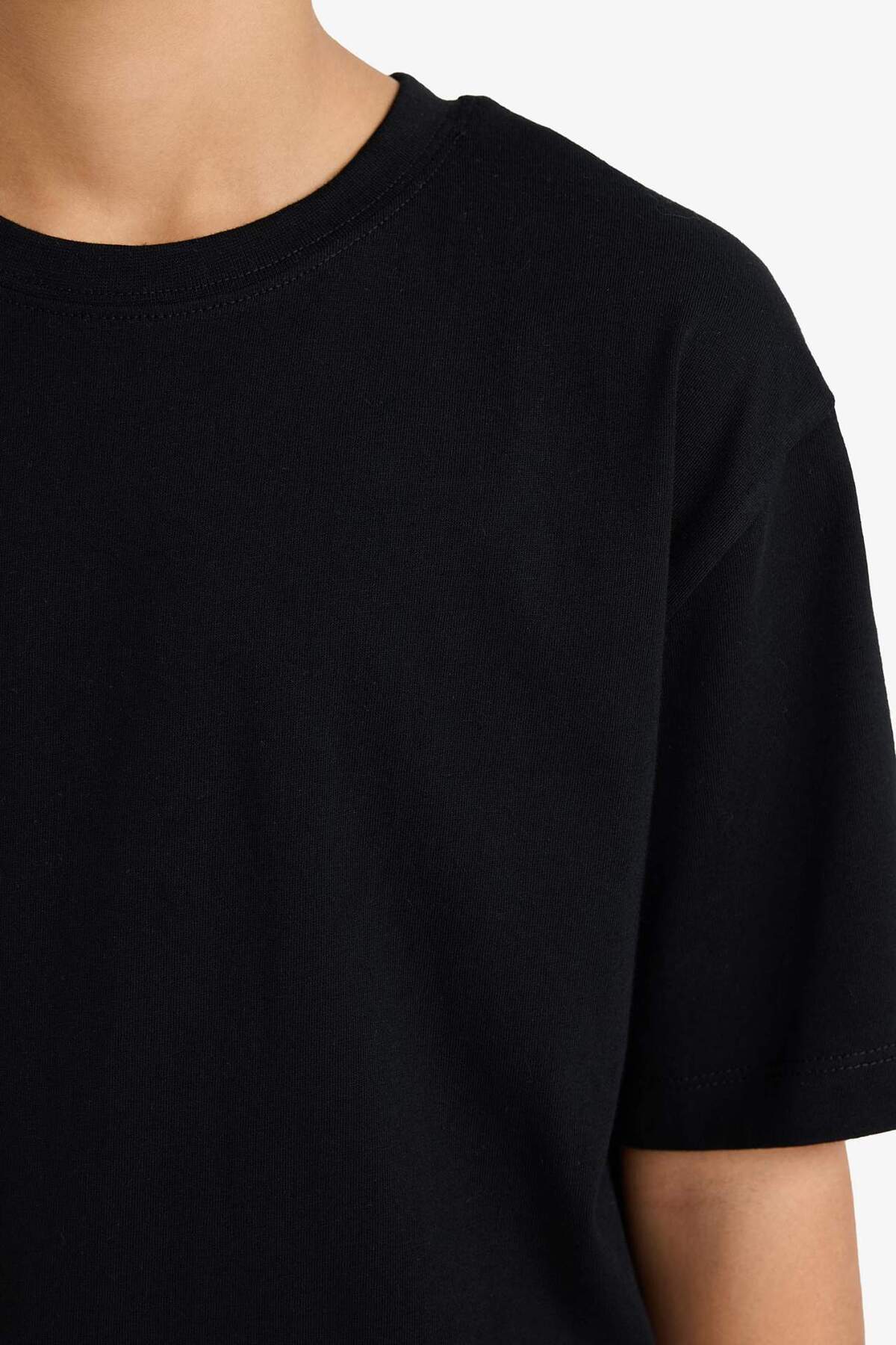 Defacto Bisiklet Yaka Basic Düz Kısa Kollu Okul Tişörtü Erkek Çocuk K1687A623SM fotoğrafı 4 (önizleme)