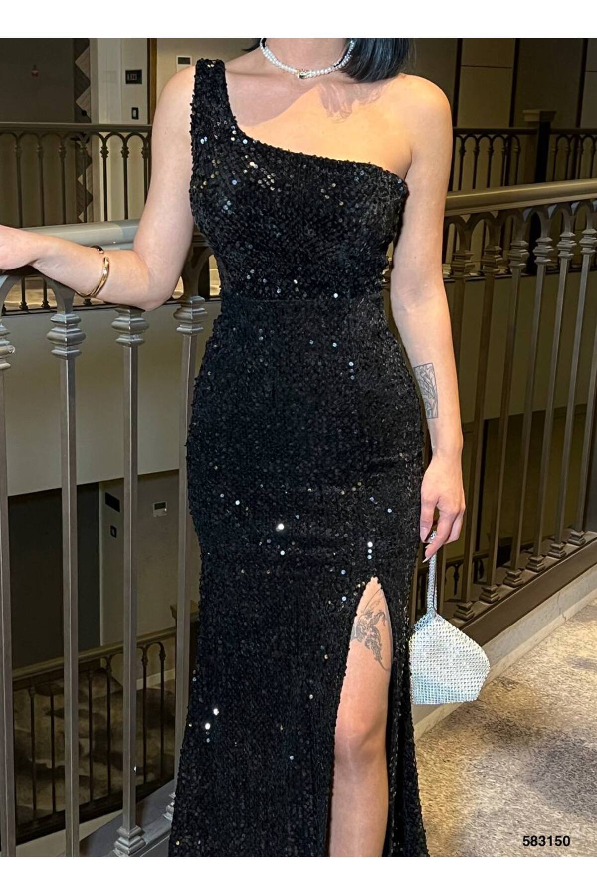 WoolnClyde  Kadın Siyah Kadife Kumaş Tek Omuz Yırtmaçlı Sırt Detay Astarlı Pullu Maxi Abiye Elbise - Görsel 3