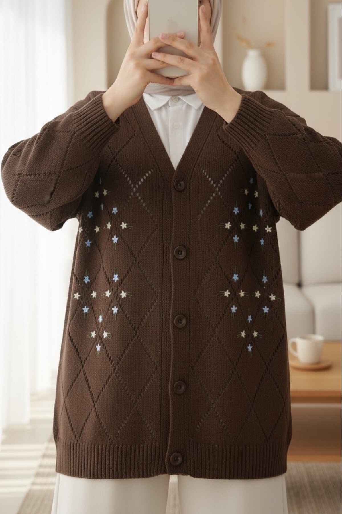 HİJABAYA  Ajurlu çiçek Nakışlı Düğmeli Triko Hırka