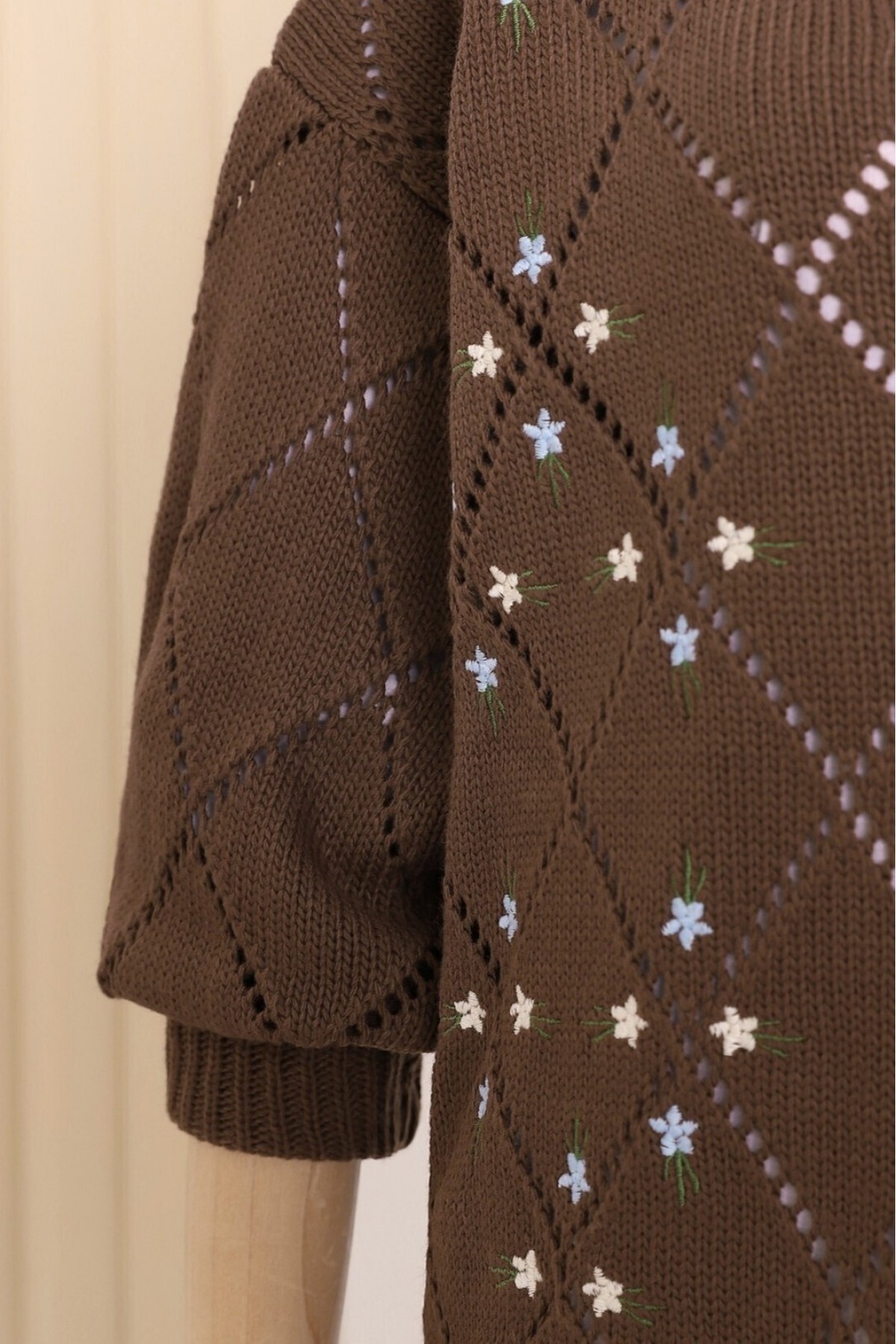 HİJABAYA  Ajurlu çiçek Nakışlı Düğmeli Triko Hırka - Görsel 5