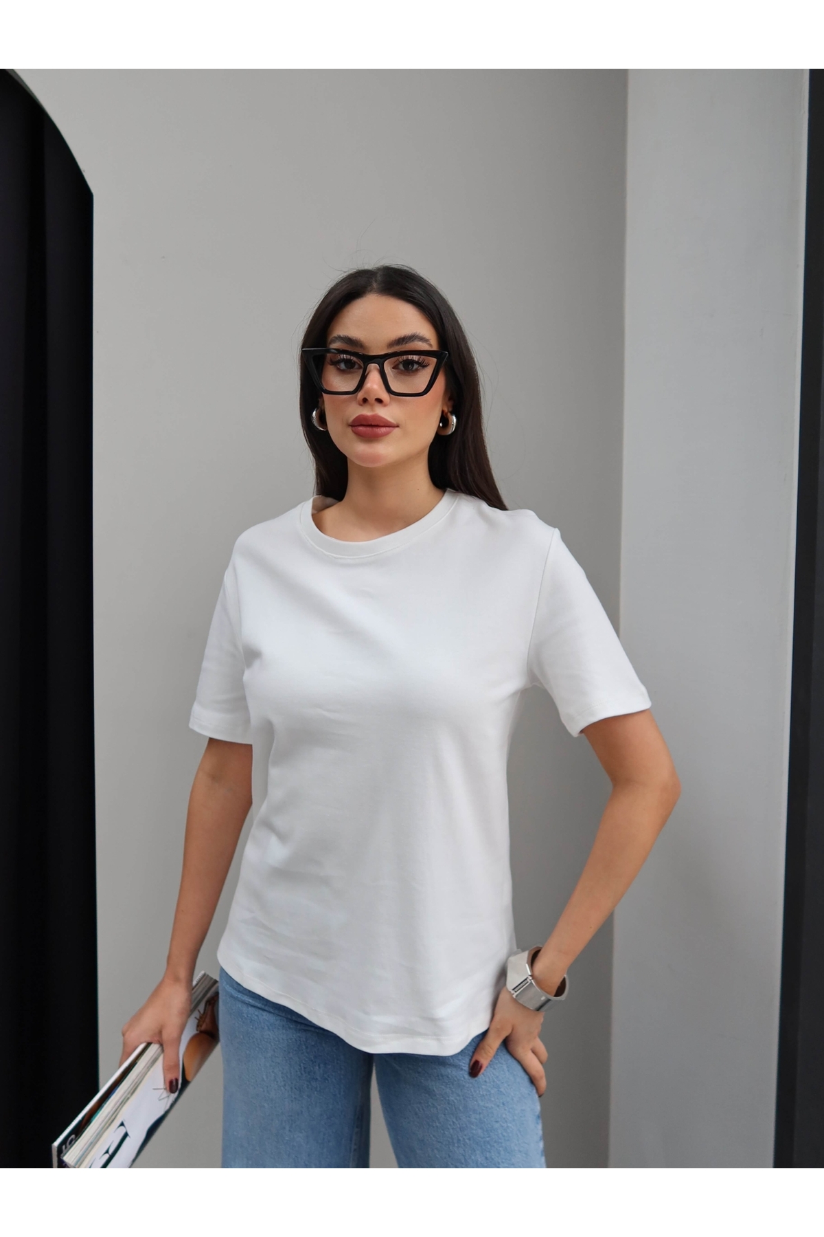 ESRAHELVACI T-SHIRT Z OKREŚLONYM KOSZULKIEM