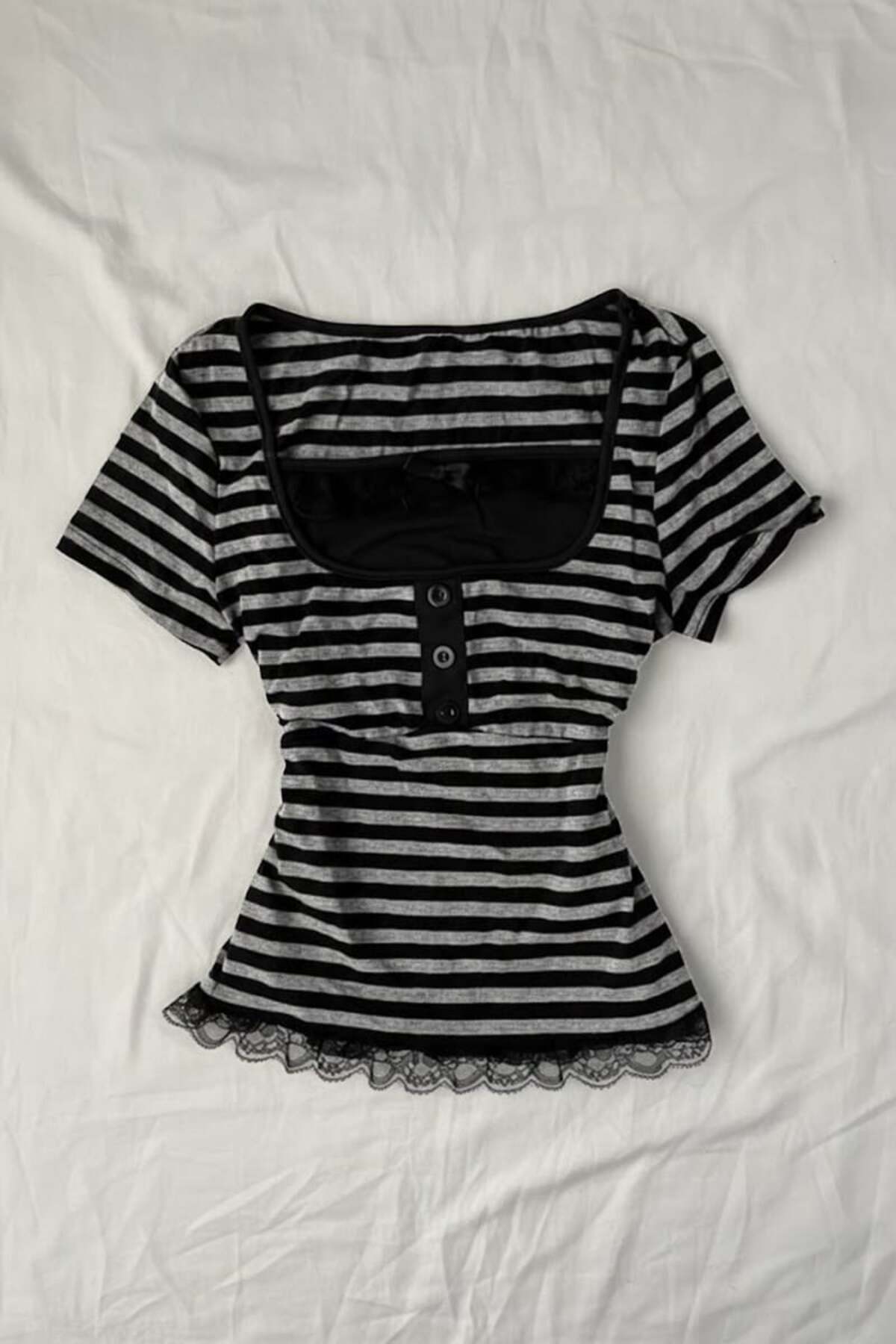 Köstebek  Siyah Gri Çizgili Düğme Detaylı Dantelli Vintage Y2K Kısa Kollu Crop