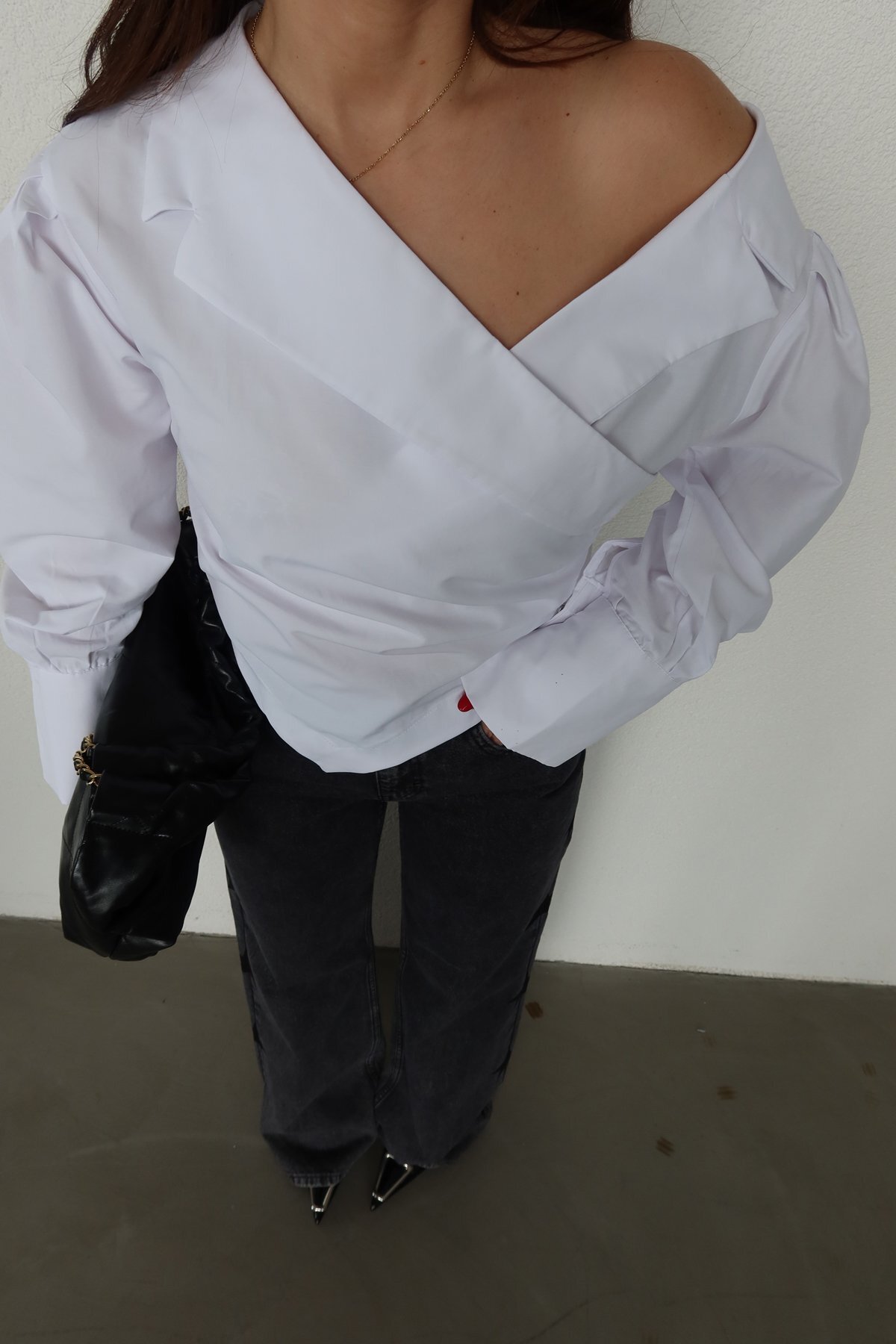 Özge Özgenç  Omuzu Açık Drapeli Bluz - Görsel 4