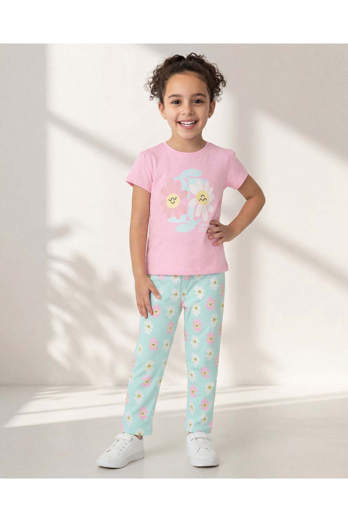 REDTAG طقم بيجاما مطبوع عليه بنقشة زهور باللون الوردي الفاتح للبنات