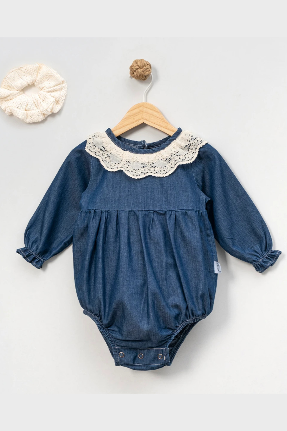 Organik Denim Bebek Tulumu: Dantel Yakalı ve Ahşap Düğmeli Premium Bebek Giysisi