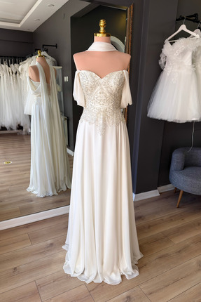 Lenta Moda Krem Renk Dantel Kaplama Düşük Kol Şal Detaylı Şifon Abiye Elbise