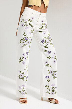 it's basic Kadın Kırık Beyaz 7s6-101 Loose Fit Çiçek Desen Nakışlı Özel Tasar...
