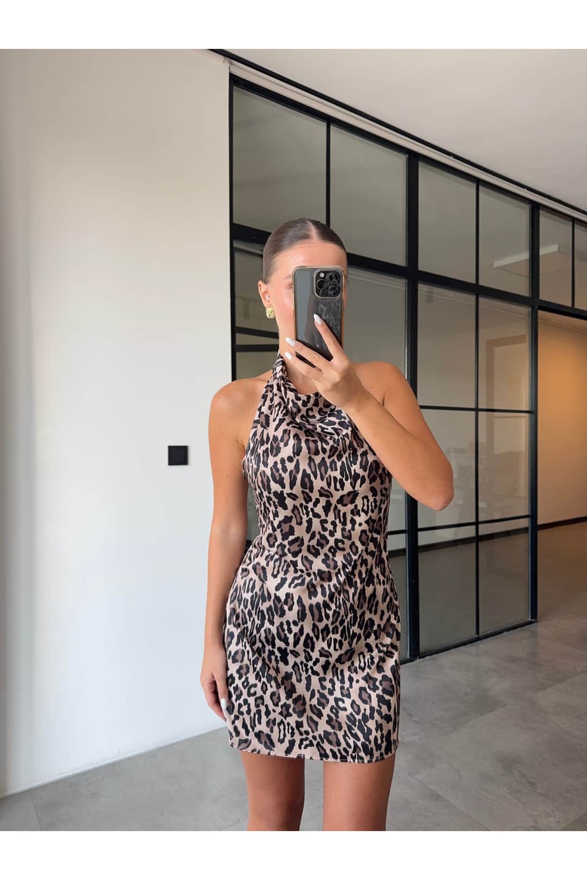 BB Bensu Buyruk  BOYUNDAN BAĞLAMALI MİNİ SATEN ELBİSE LEOPAR