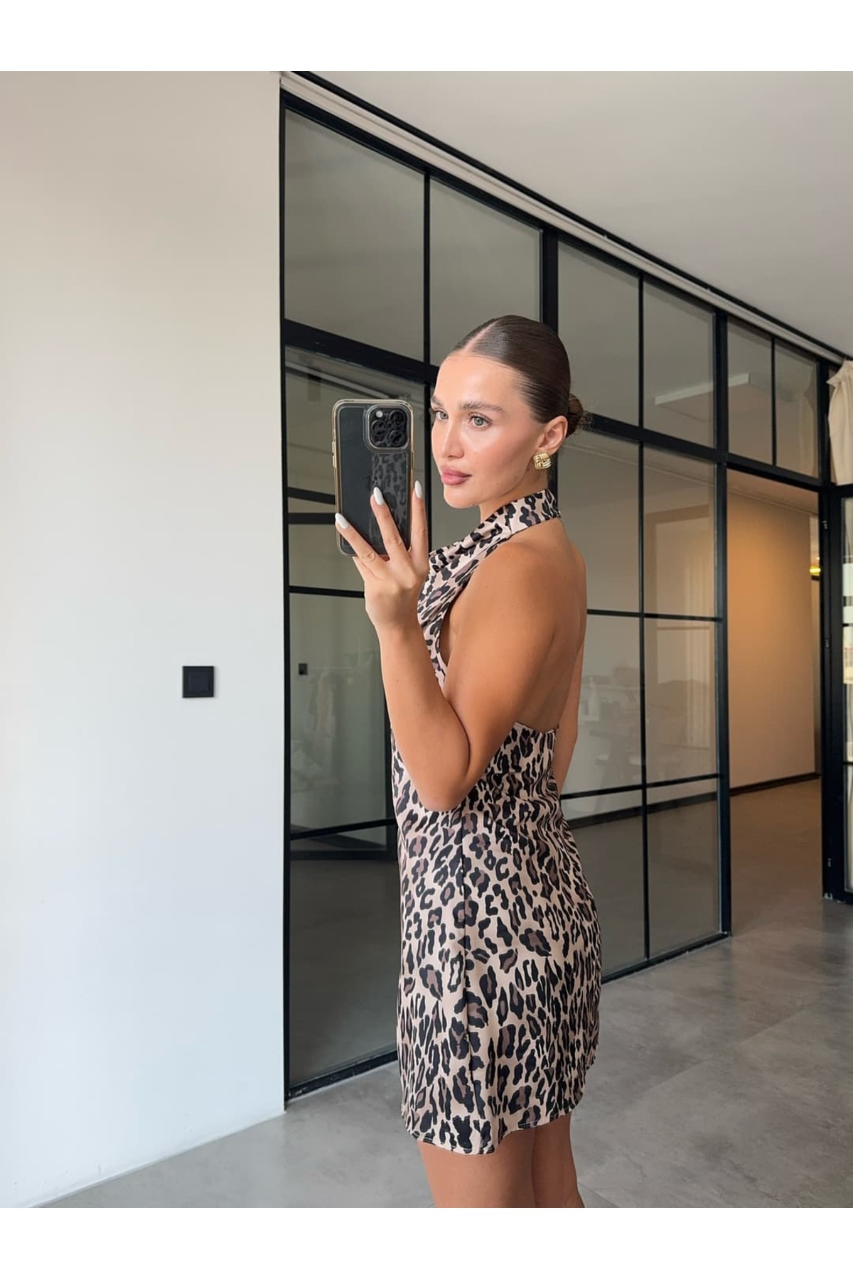 BB Bensu Buyruk  BOYUNDAN BAĞLAMALI MİNİ SATEN ELBİSE LEOPAR - Görsel 5