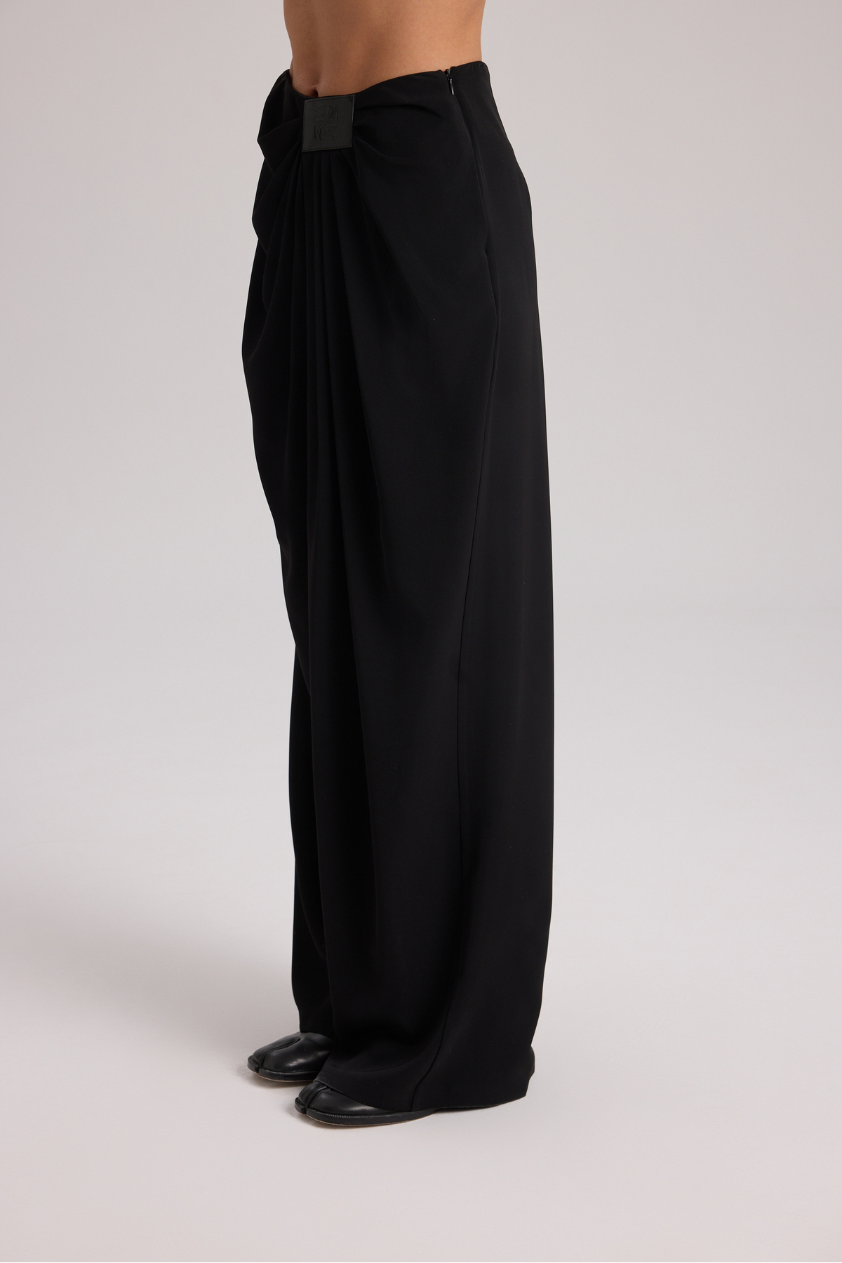 MAI STUDIOS CO.  Loose Pile Detaylı Siyah Dökümlü Pantolon - Görsel 4