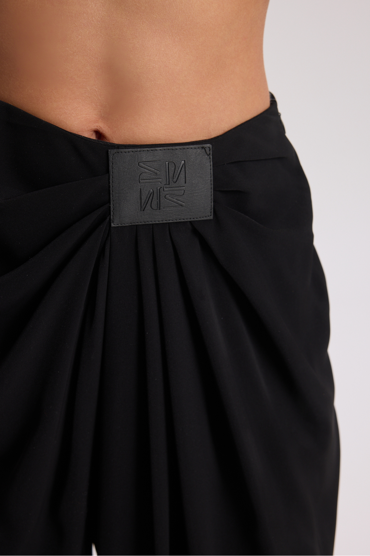 MAI STUDIOS CO.  Loose Pile Detaylı Siyah Dökümlü Pantolon - Görsel 8