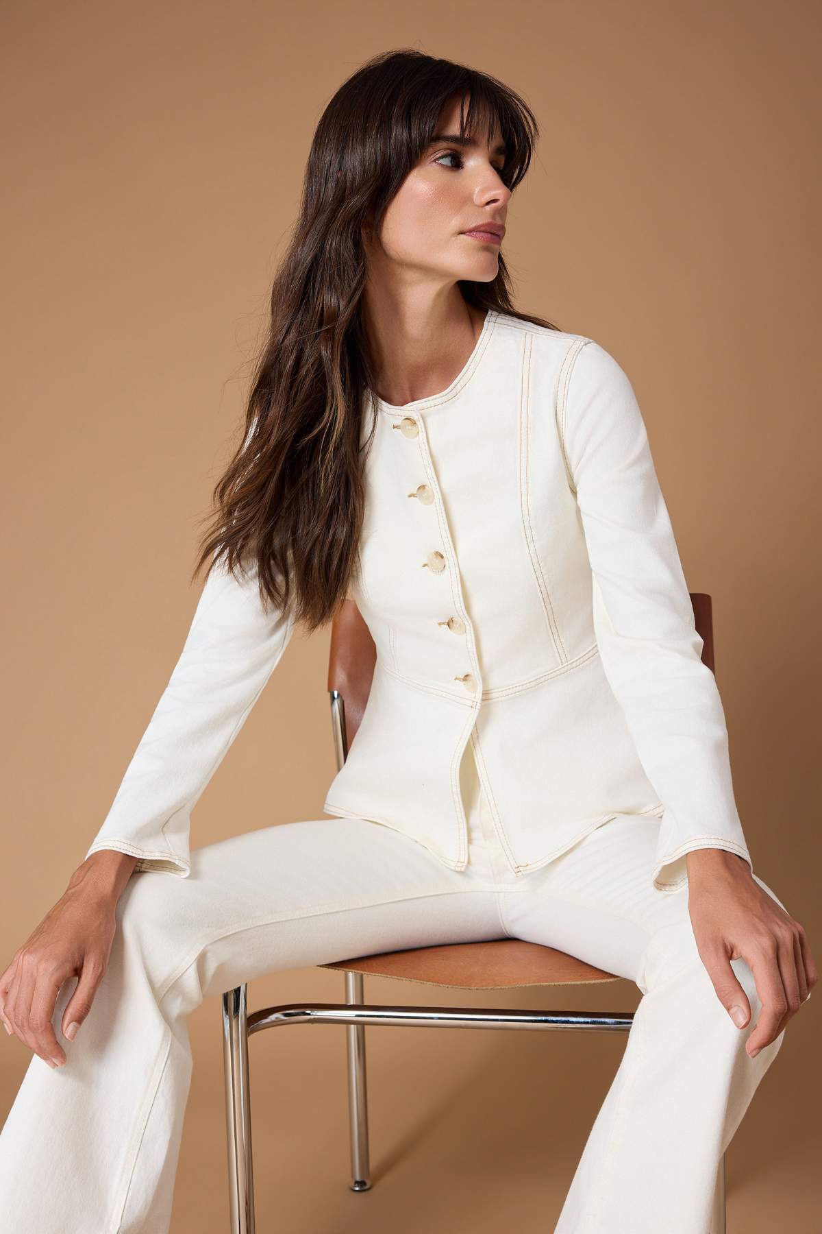 Trendyol Collection Ecrufarbene, taillierte, mittelflexible Jeansjacke TWOSS2...