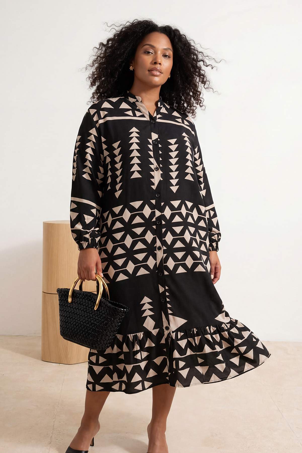 Trendyol Curve Schwarzes Midi-Kleid mit weitem Schnitt und Bordürenmuster, de...