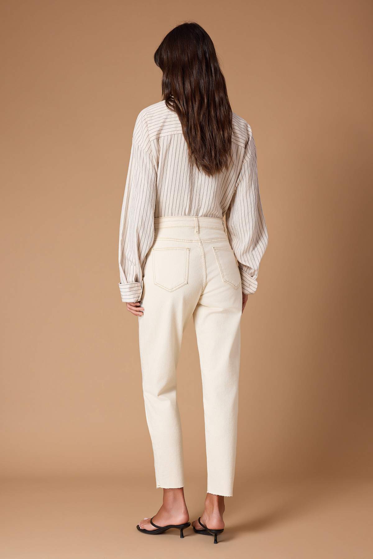 Trendyolmilla  Ekru Yüksek Bel Orta Esnek Mom Kesik Paça Jeans TWOSS23JE00094 - Görsel 4