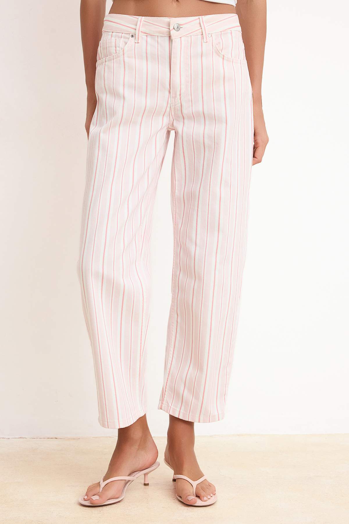 Trendyolmilla  Çok Renkli DÖKÜMLÜ Çizgili Baskılı %100 Pamuk Yüksek Bel Barrel Jeans TWOSS26JE00227 - Görsel 3