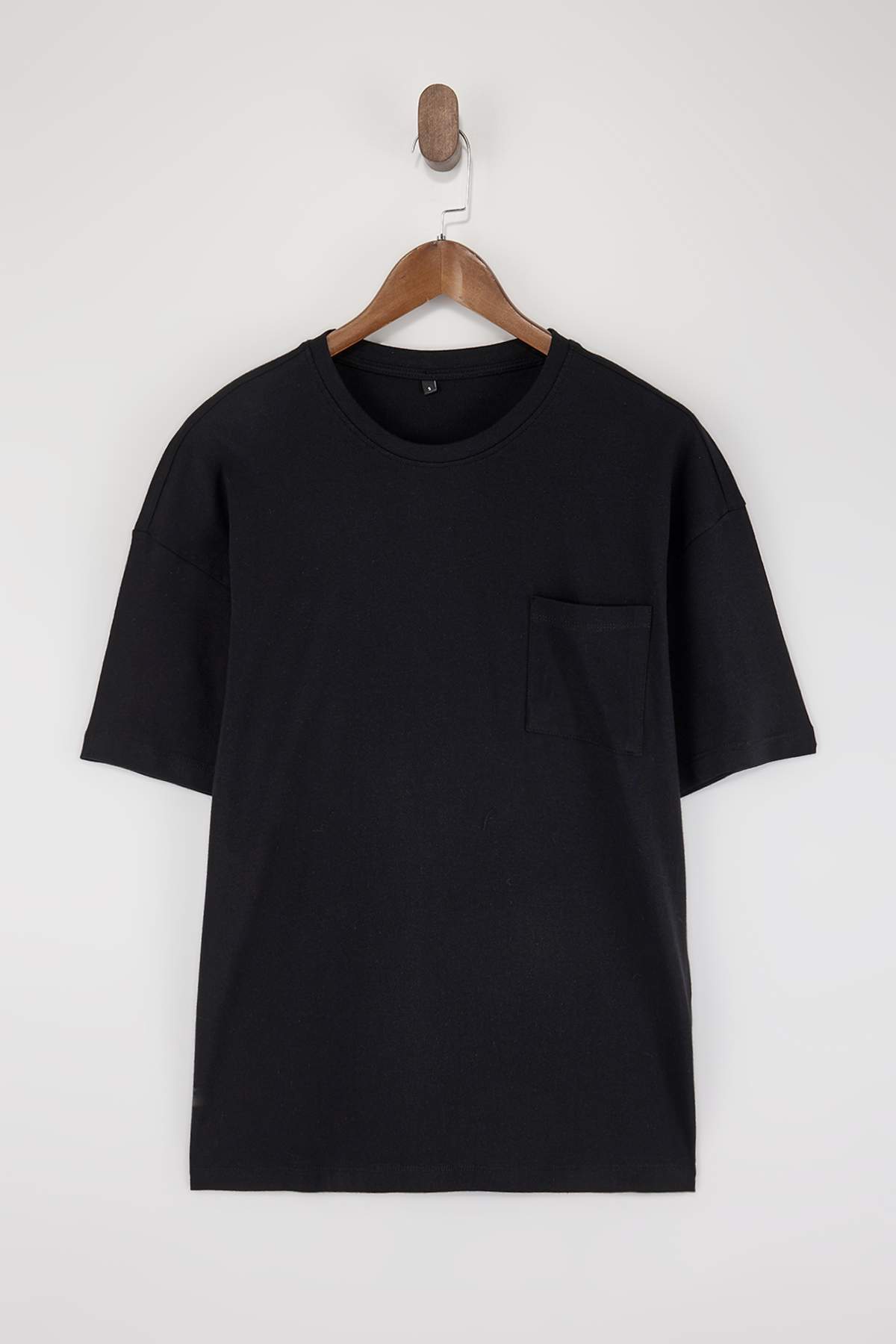 Trendyolmilla Man Siyah Oversize/Geniş %100 Pamuk Bisiklet Yaka Cepli T-Shirt TMNSS26TS00016