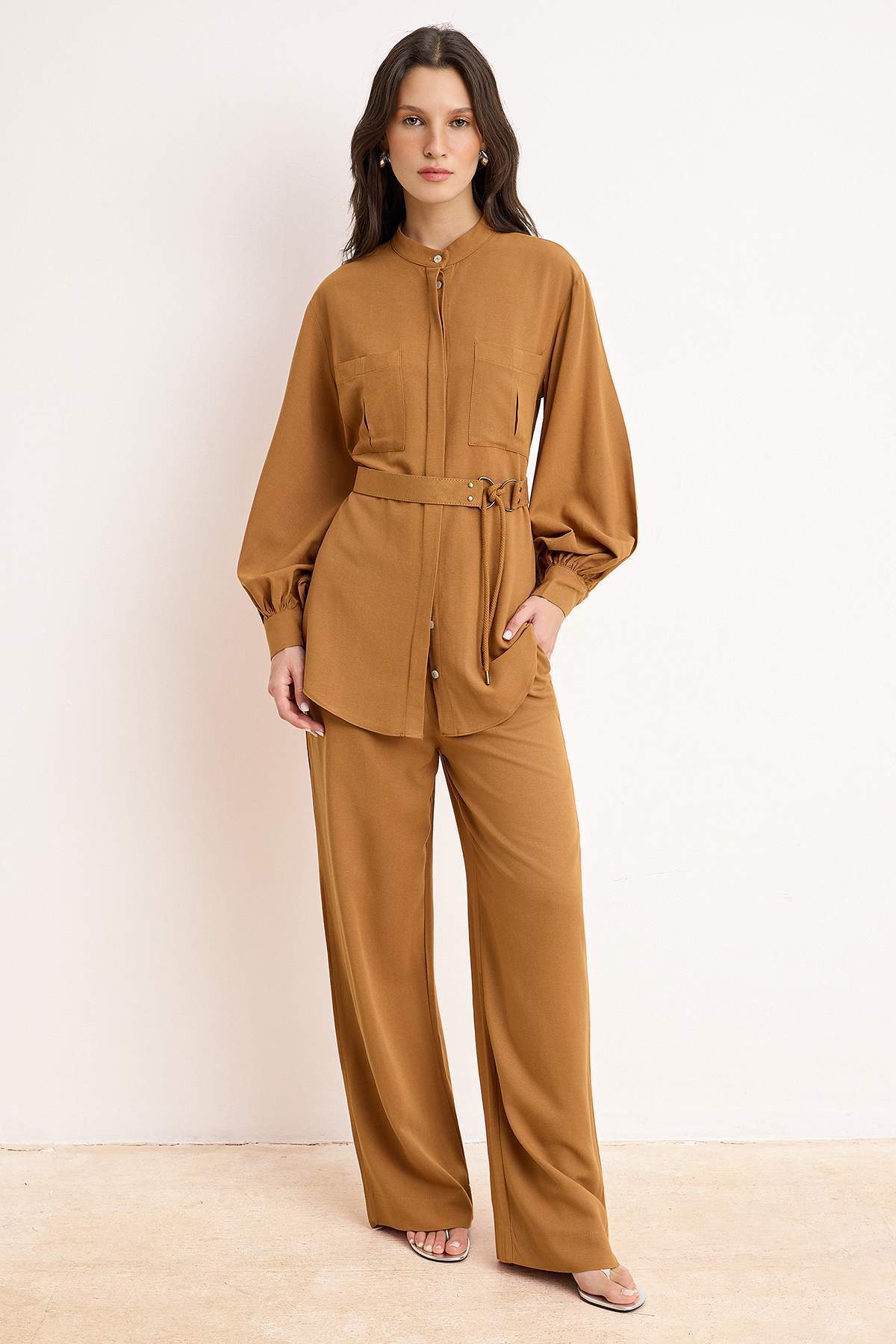 Trendyolmilla Modest Camel Keten Karışımlı Dokuma Kemer Detaylı Alt - Üst Takım TCTSS26US00035