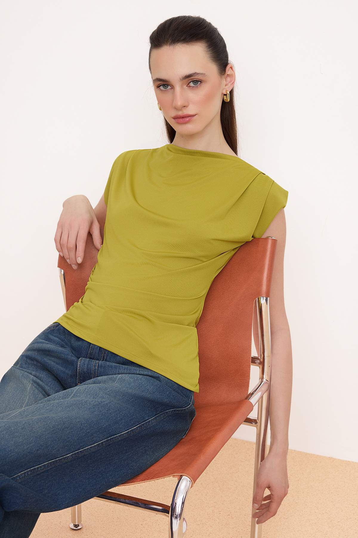 Trendyolmilla Yağ Yeşili Drapeli Vatkalı Fitted/Vücuda Oturan Esnek Örme Bluz TWOSS25BZ00174
