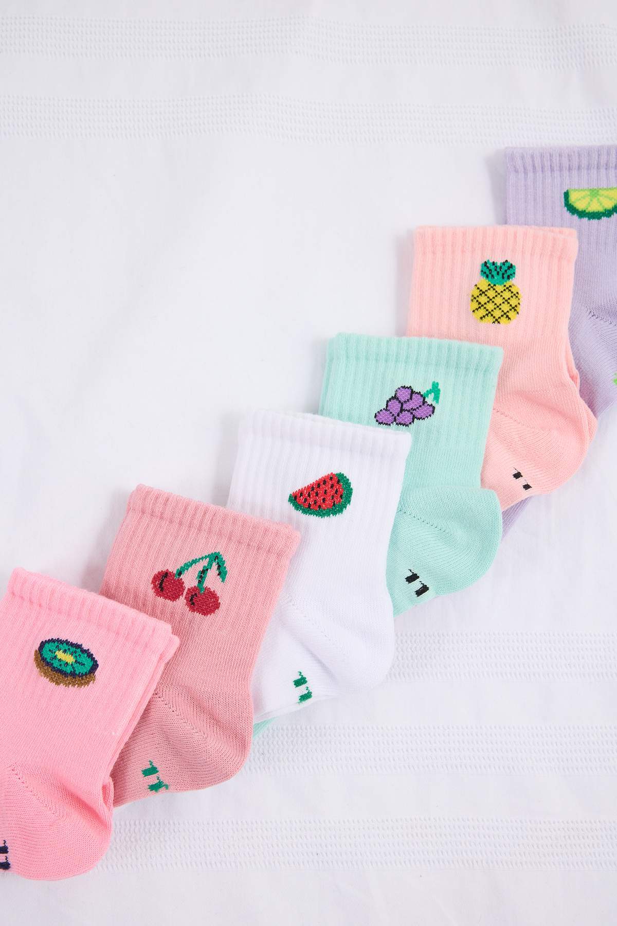 trendyolkids-girls-embroidered-socks