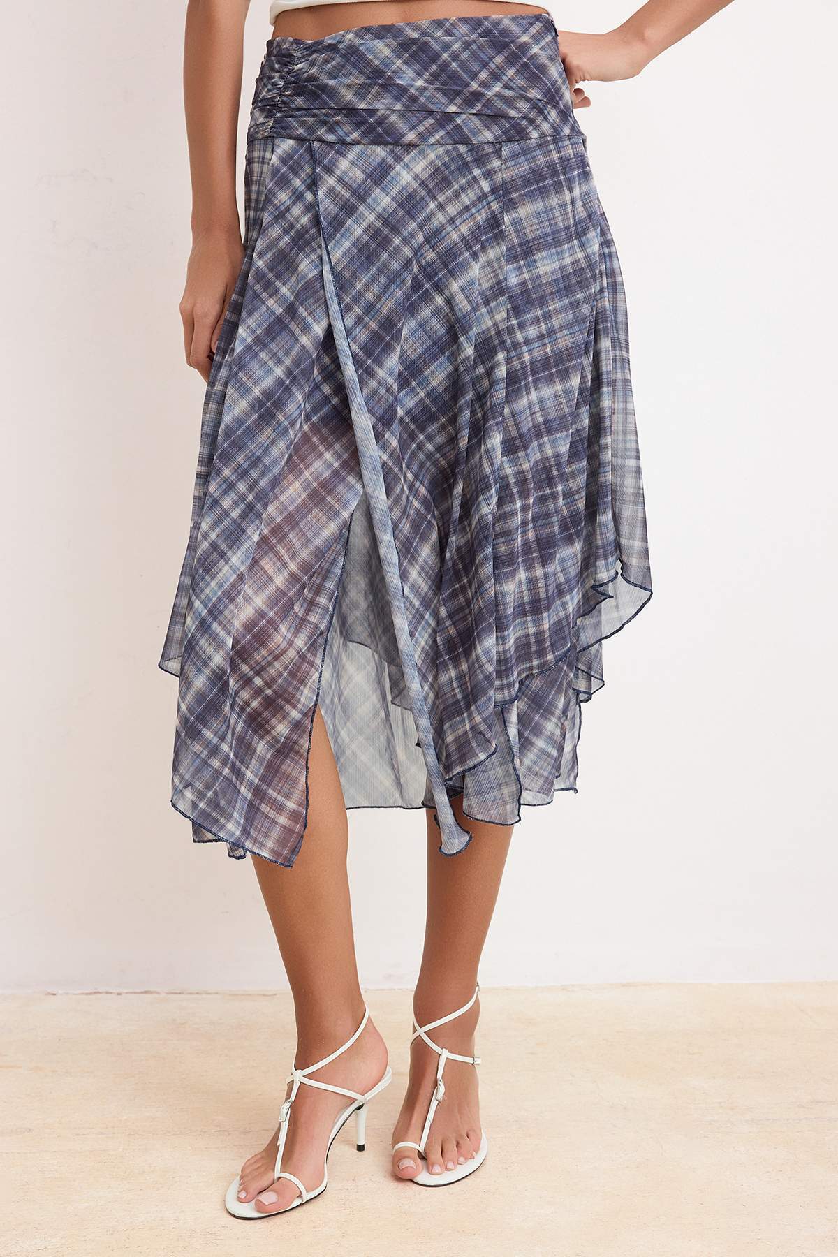 Trendyolmilla  Mavi Şifon Ekoseli/Kareli Midi Asimetrik Astarlı Etek TWOSS26ET00104 - Görsel 3