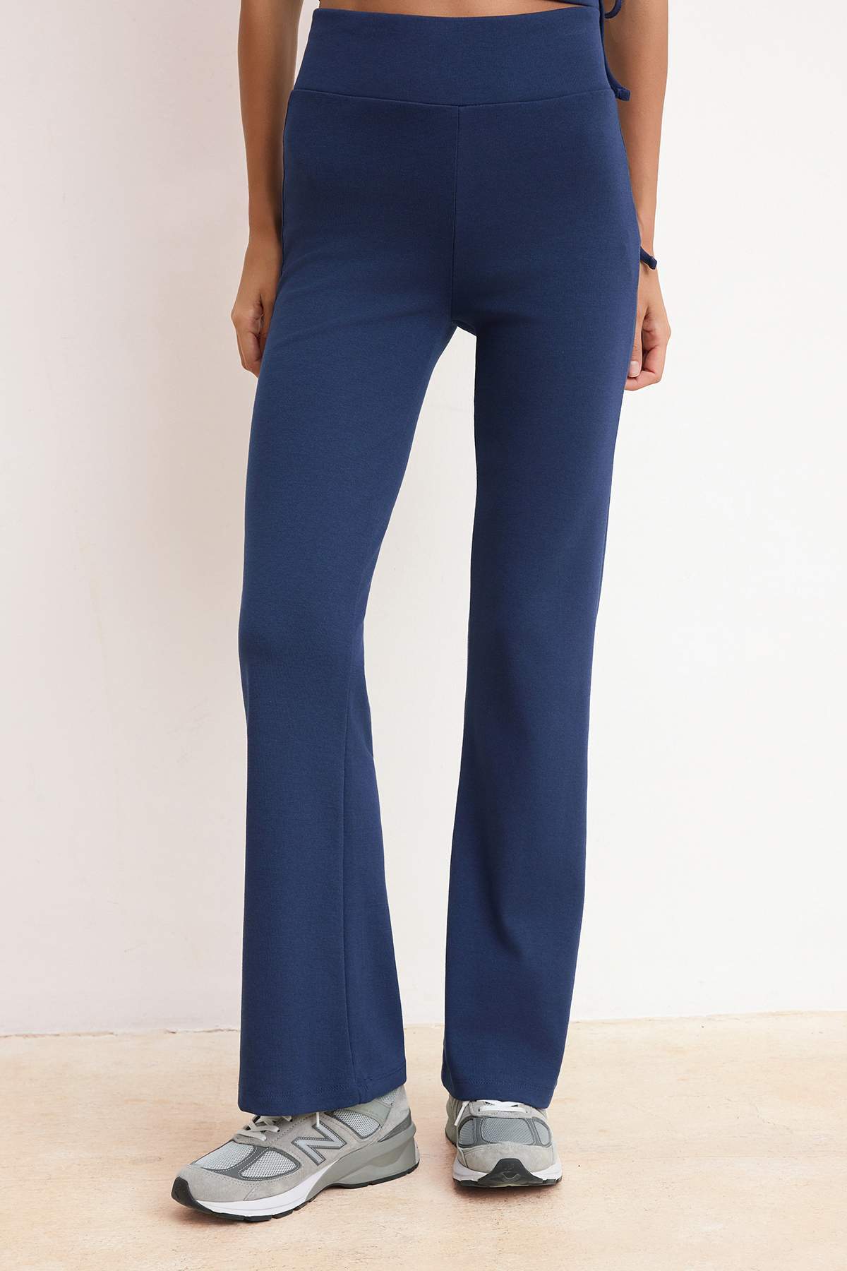 Trendyolmilla  Lacivert Kruvaze Kapamalı Esnek Kısa Kol Flare Alt Örme Alt - Üst Takım TWOSS26AU00082 - Görsel 3