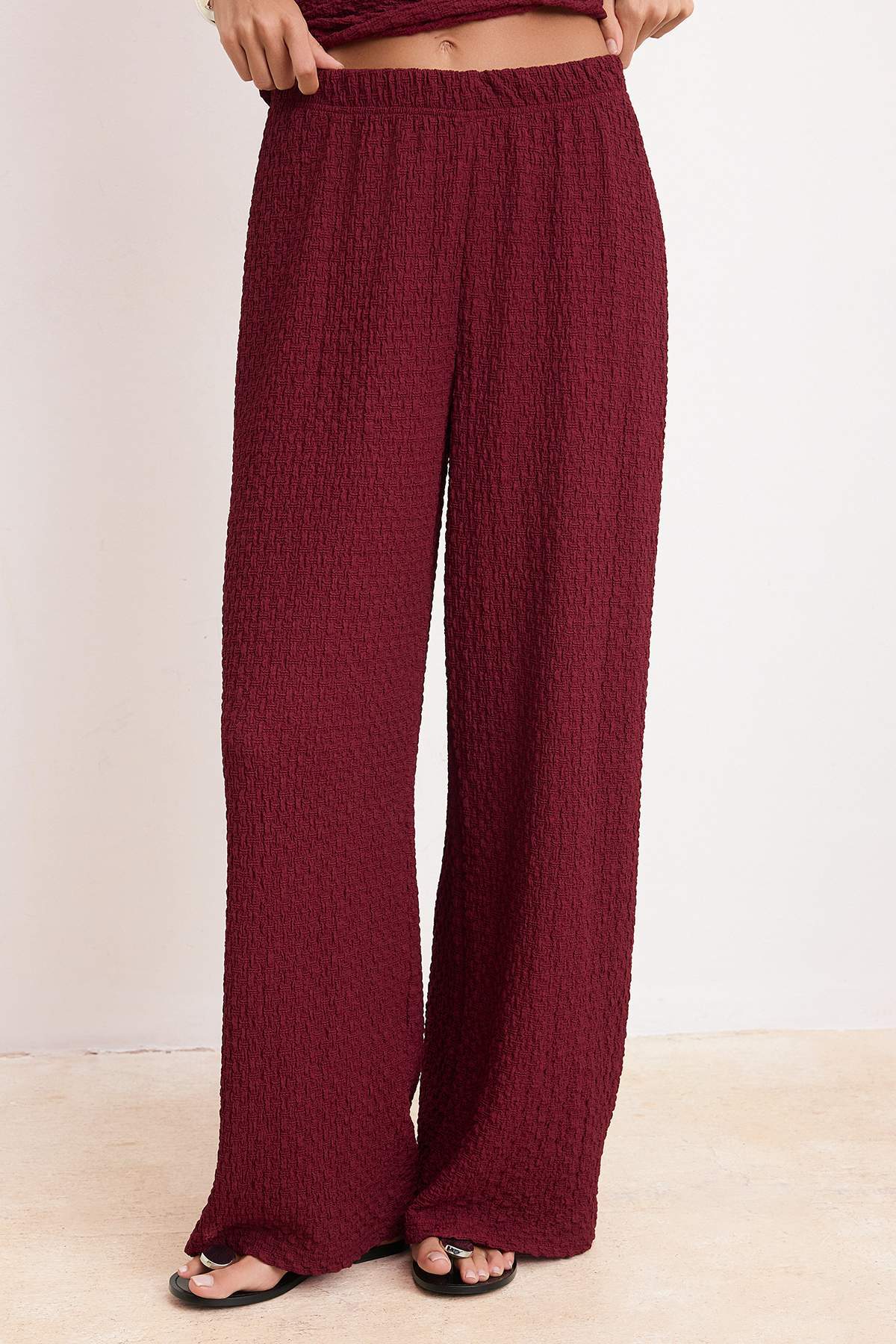 Trendyolmilla  Bordo Fitted/Vücuda Oturan Kolsuz Geniş Paça Dokulu Örme Alt-Üst Takım TWOSS26AU00080 - Görsel 3