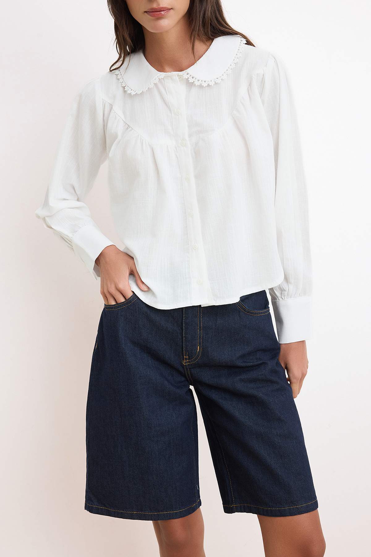 Trendyolmilla  Beyaz Dantel Garnili Büzgülü Pamuklu Gömlek TWOSS26GO00084 - Görsel 3