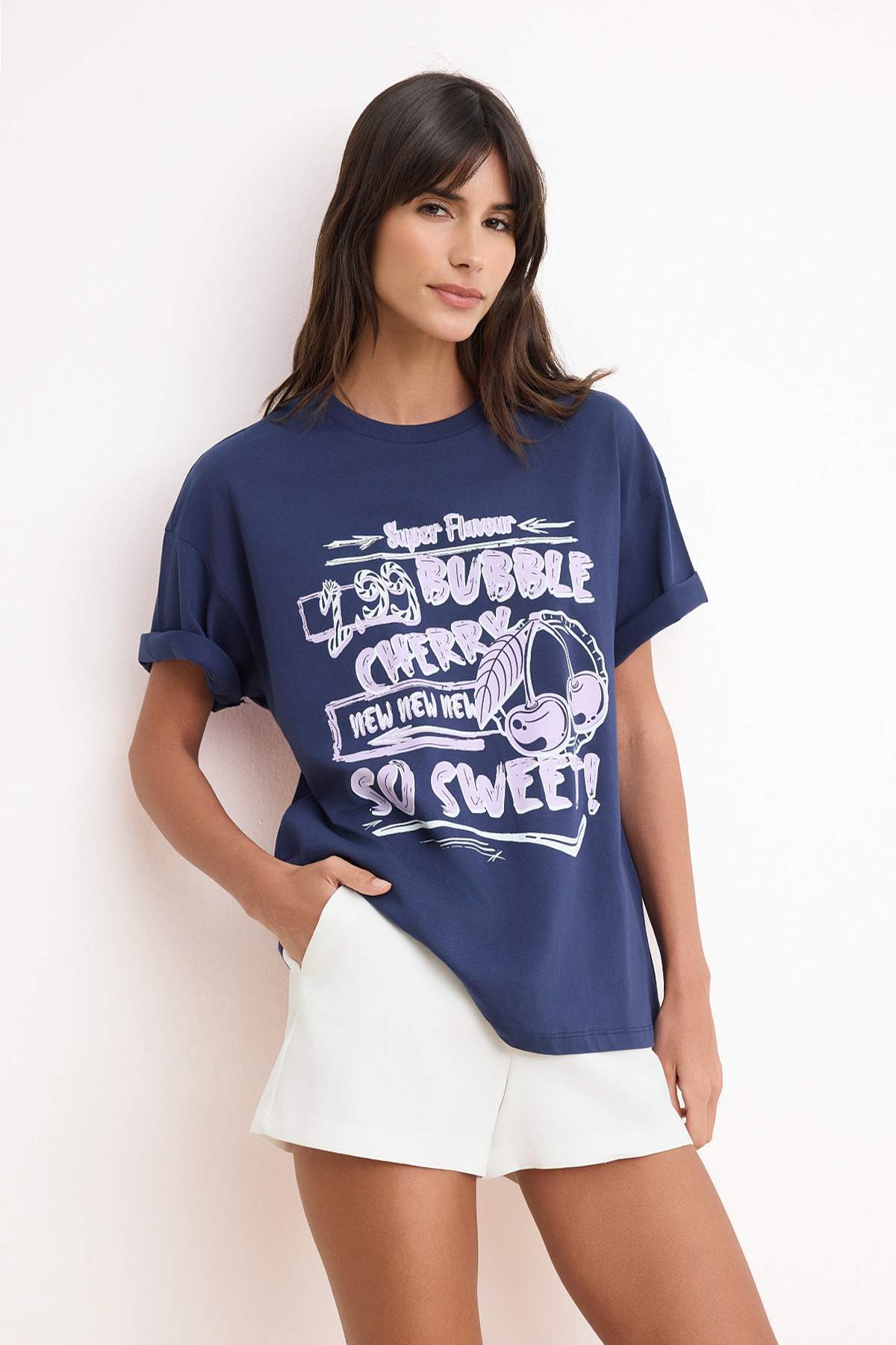 Trendyolmilla Lacivert %100 Kalın Pamuklu Baskılı Oversize/Rahat Kesim Örme T-Shirt TWOSS24TS00123