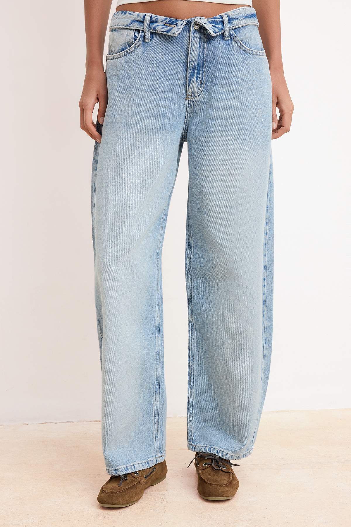 Trendyolmilla  Mavi More Sustainable Düşük Bel Baggy Fit Tencel Karışımlı Barrel Jeans TWOSS26JE00193 - Görsel 4