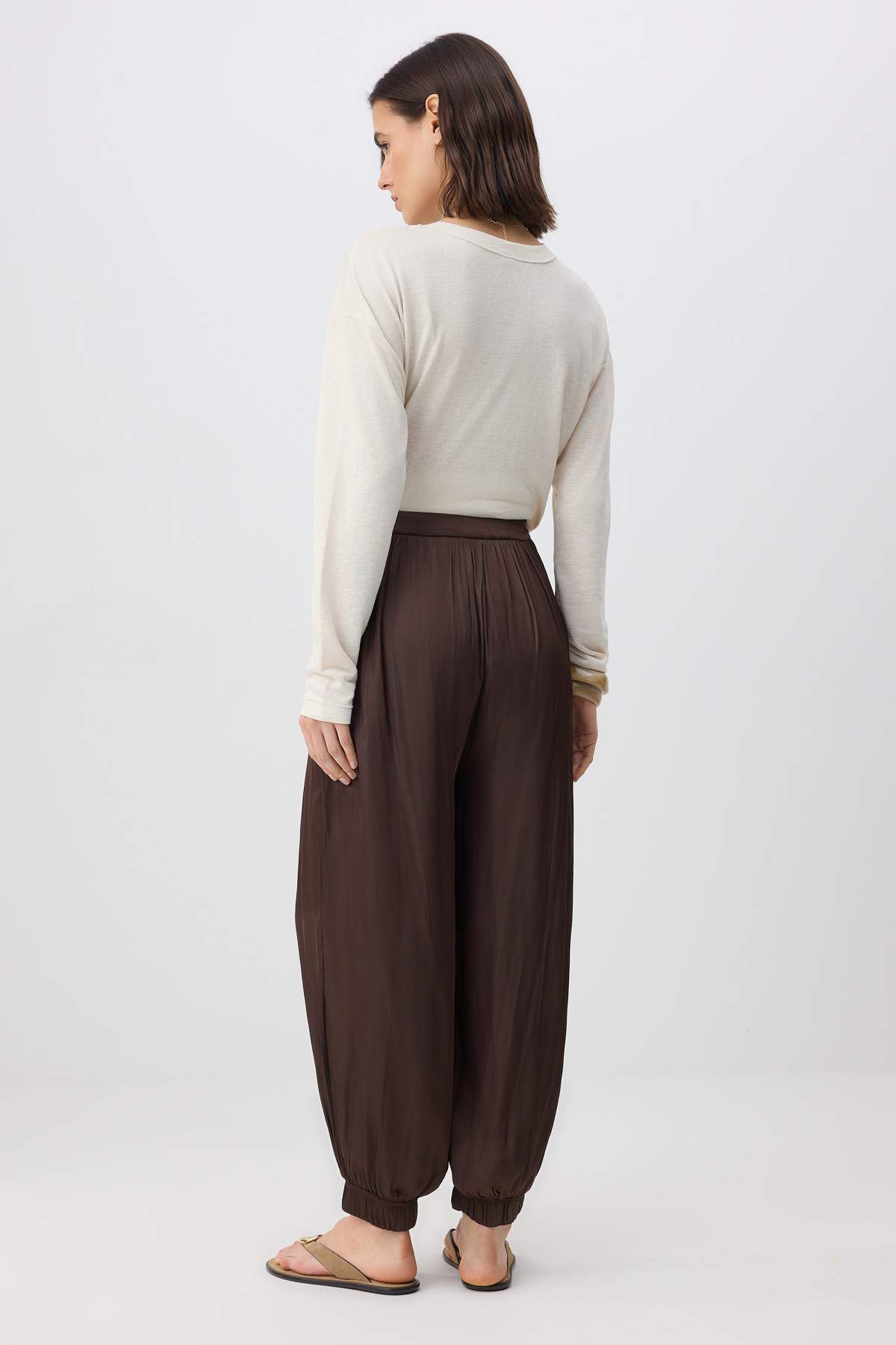 Trendyolmilla  Kahverengi Saten Crushlı Şalvar Pantolon TWOSS26PL00018 - Görsel 5