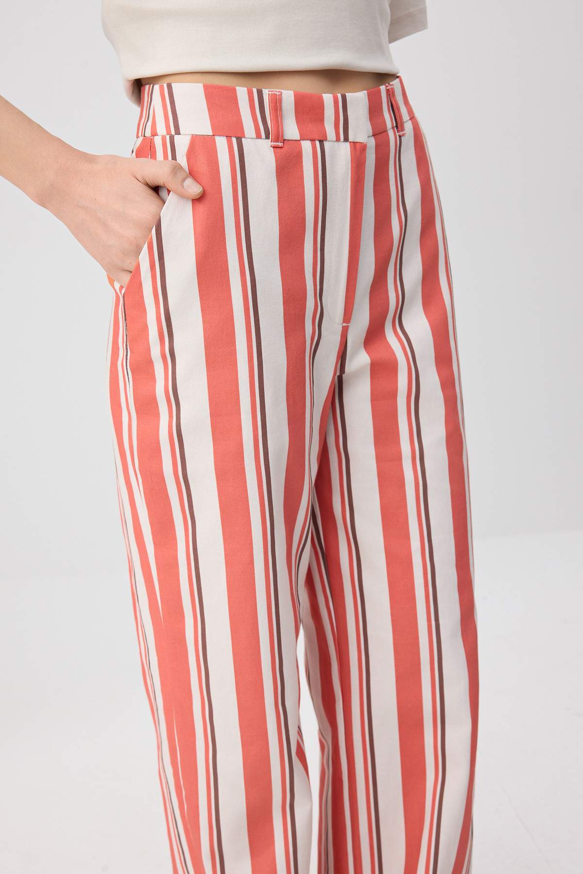 Trendyolmilla  Kırmızı-Çok Renkli Gabardin Çizgili Desenli Wide Leg/Geniş Paça Pantolon TWOSS26PL00085 - Görsel 5