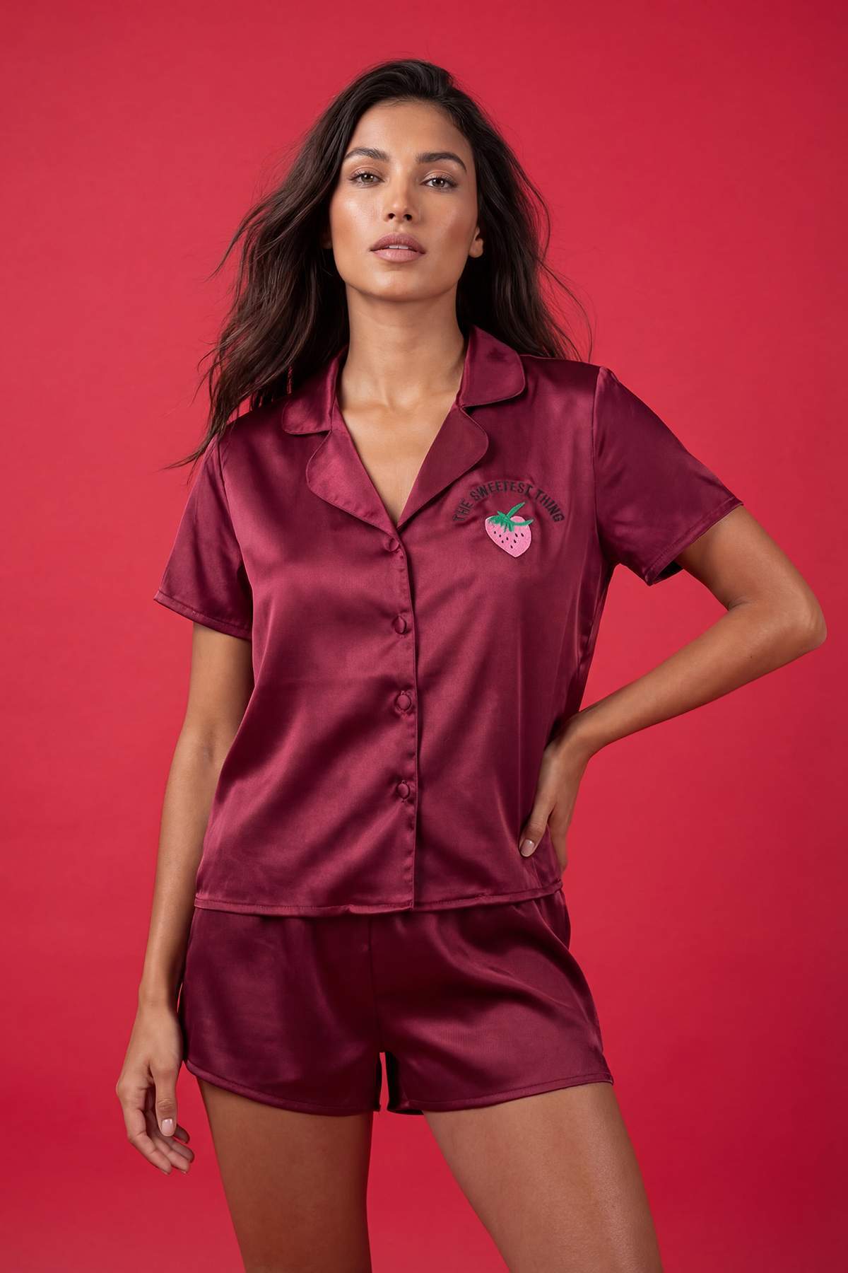 Trendyolmilla Bordo Çilek ve Slogan Nakışlı Saten Şortlu Dokuma Pijama Takımı THMSS22PT0395