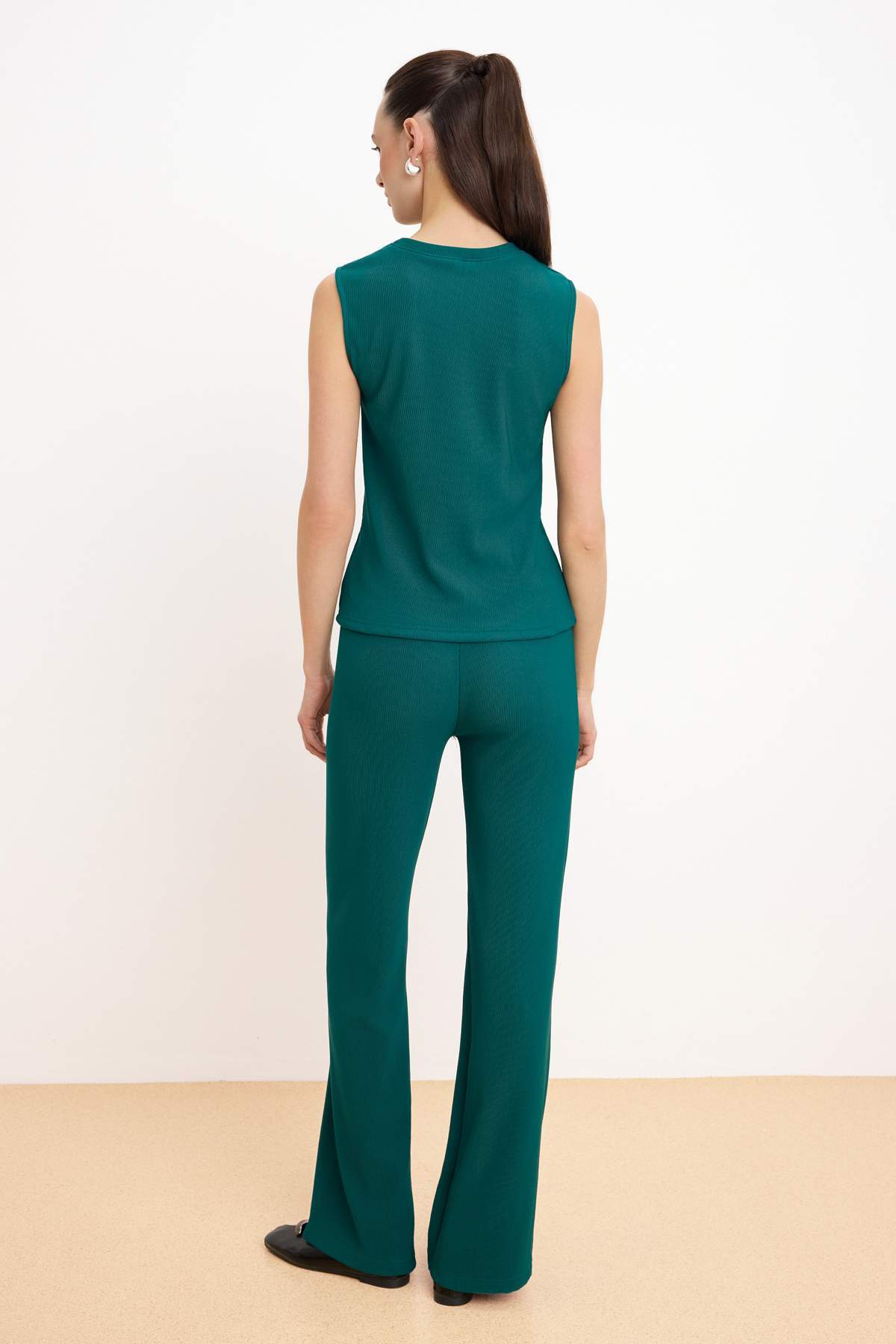 Trendyolmilla  Zümrüt Yeşili Gümüş Düğme Aksesuarlı Sıfır Kol Üst Pantolon Örme Alt - Üst Takım TWOAW26AU00083 - Görsel 4