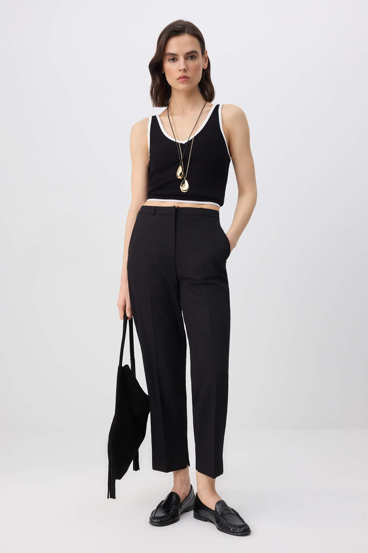 Trendyolmilla  Siyah Özel Koleksiyon Saten Yüzeyli Cigarette Kumaş Pantolon TWOSS26PL00030 - Görsel 2