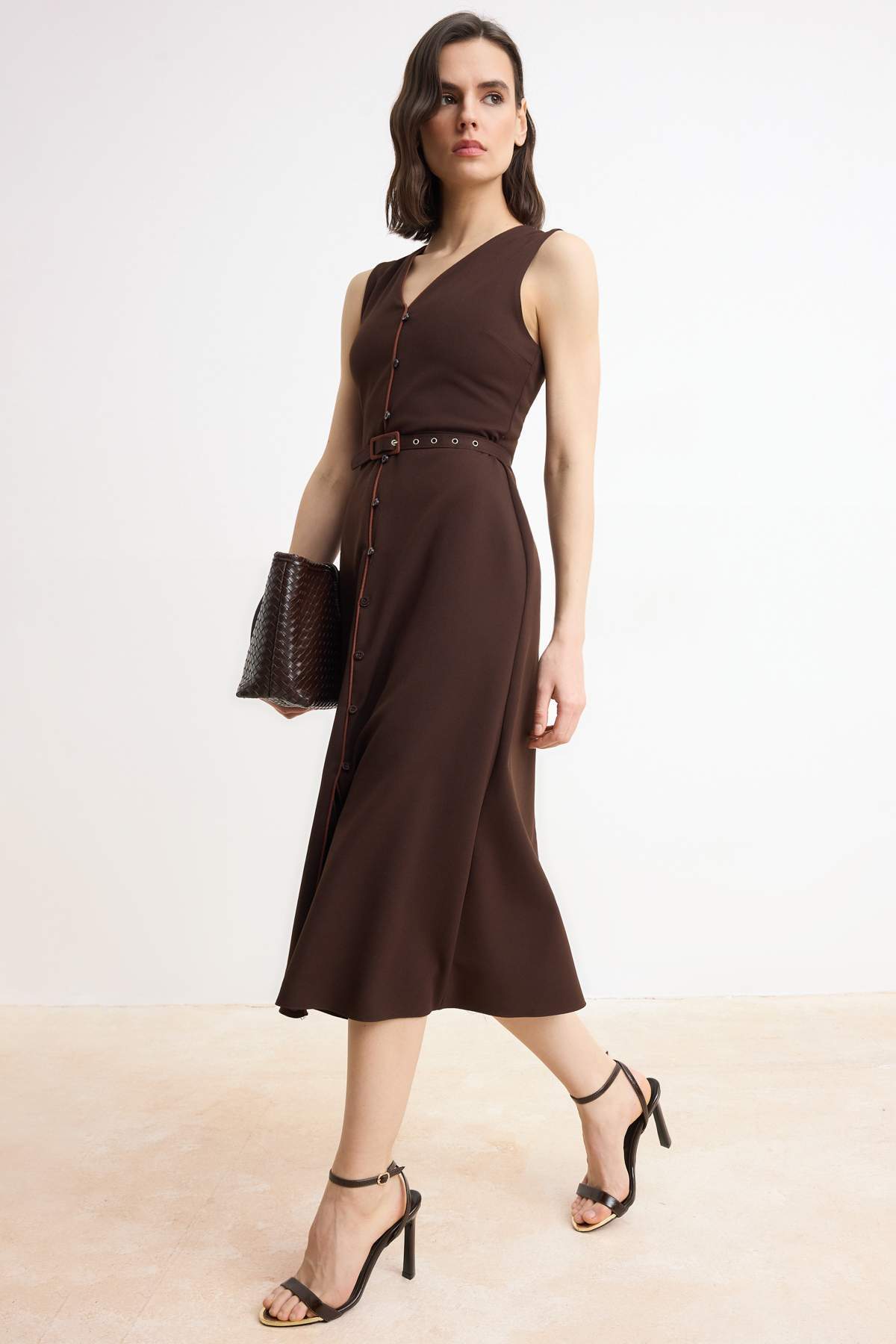 Trendyolmilla  Kahverengi Kemerli Düz A Kesim Kemerli Midi Dokuma Elbise TWOSS25EL00810 - Görsel 2