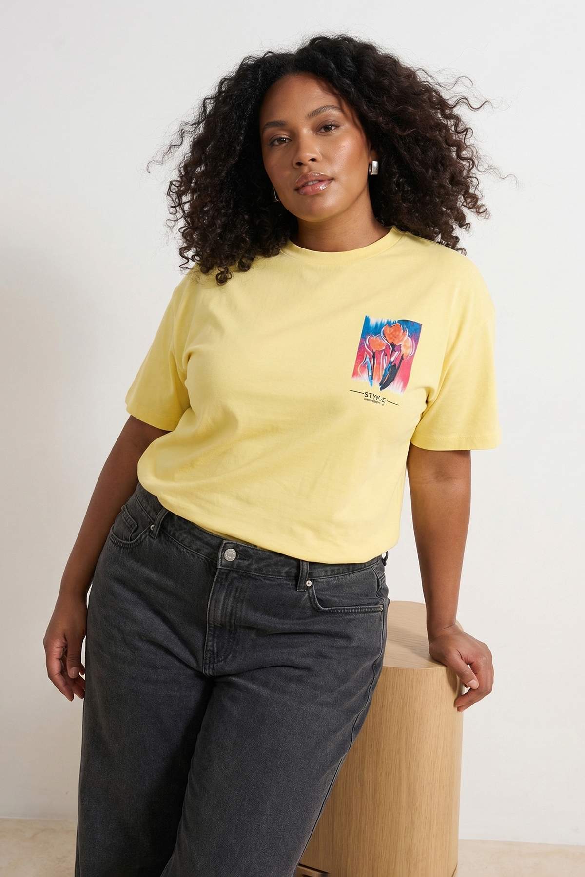 Trendyolmilla Curve Açık Sarı %100 Pamuk Oversize/Geniş Kalıp Ön Arka Baskılı Örme Büyük Beden T-Shirt TBBSS26BF00016