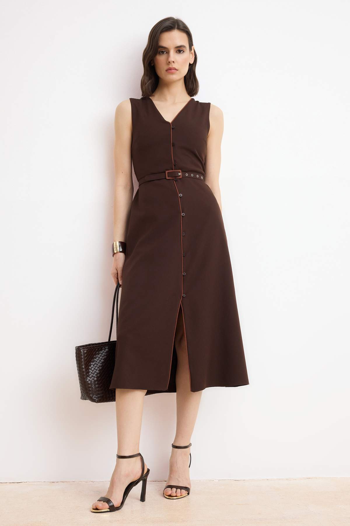 Trendyolmilla  Kahverengi Kemerli Düz A Kesim Kemerli Midi Dokuma Elbise TWOSS25EL00810