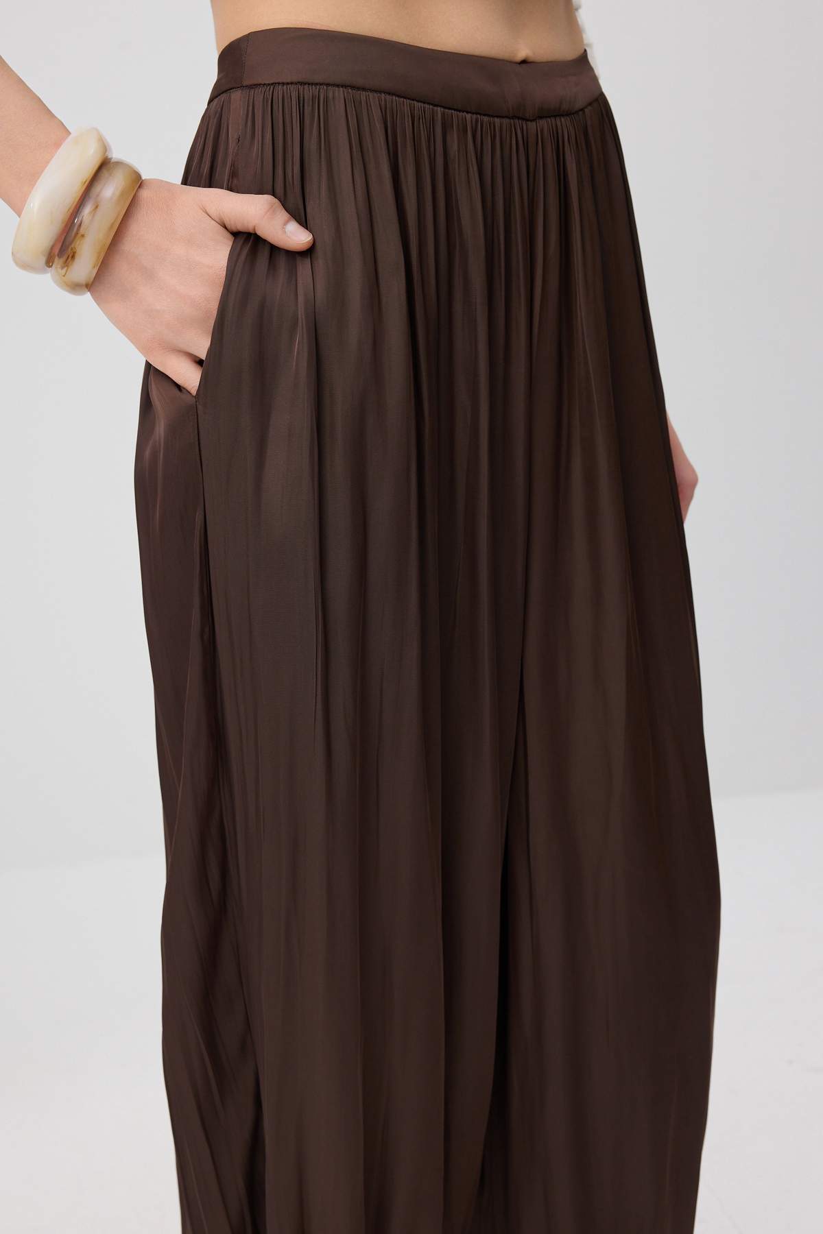 Trendyolmilla  Kahverengi Saten Crushlı Şalvar Pantolon TWOSS26PL00018 - Görsel 4